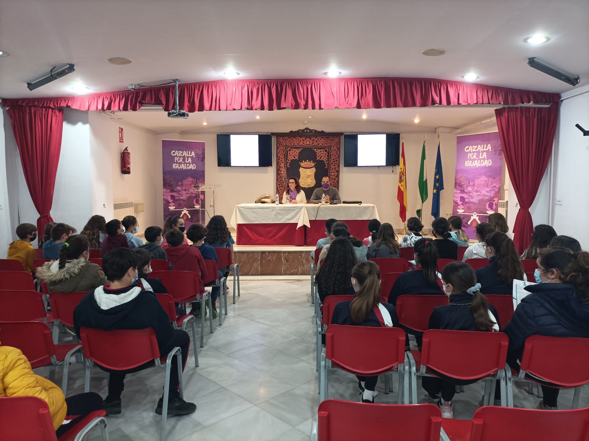 Celebrado en el Salón de actos de la Casa de la Cultura de Cazalla de la Sierra, el Pleno por la Igualdad con parte del alumnado de 6º curso del CEIP Virgen del Monte y 6ºcurso del Colegio Santa Clara.