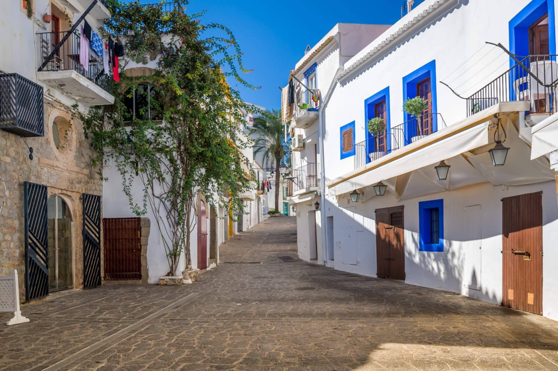 Recorrer la isla de Ibiza y descubrir sus rincones secretos en coche