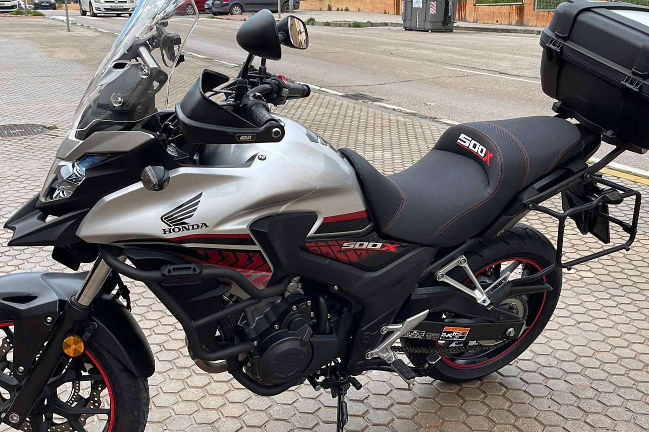 Tener un asiento de moto cómodo para viajar es vital, por JM-FUNDAS