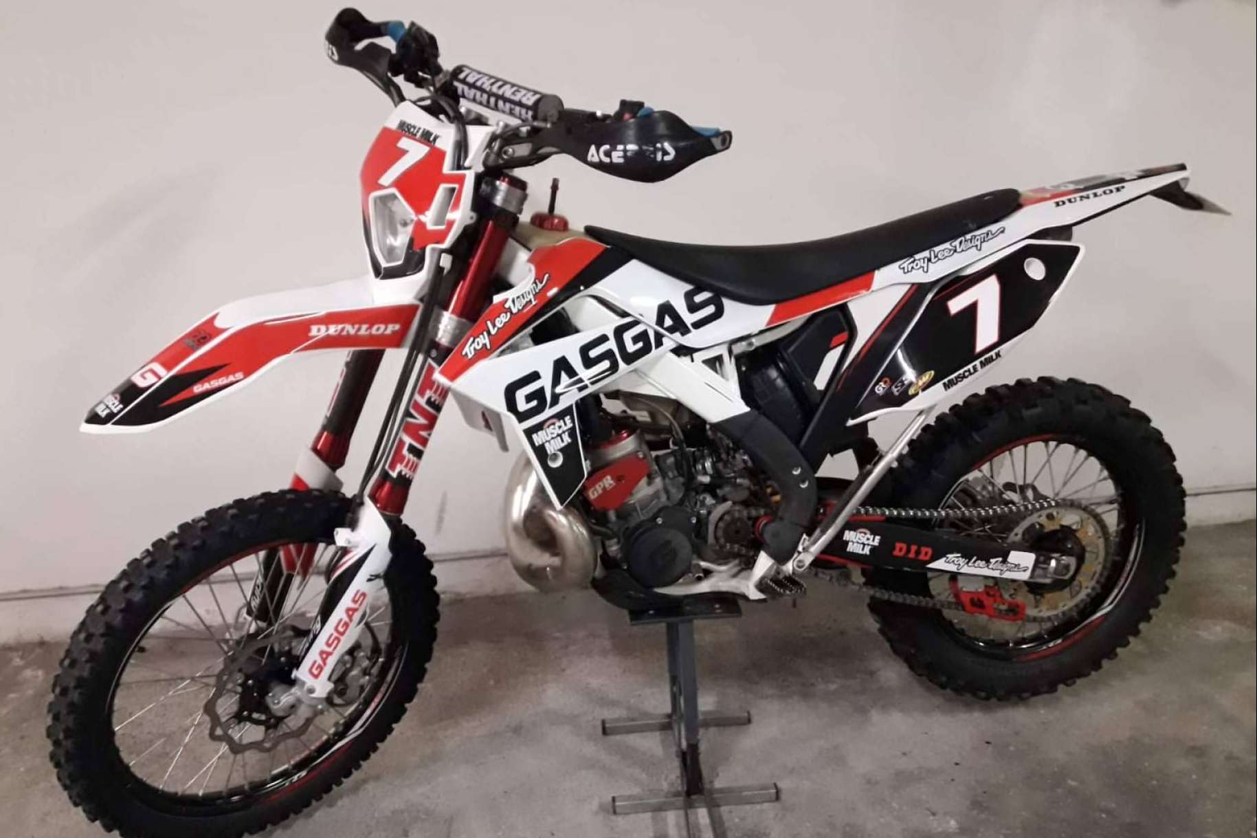 La tienda ADHESIVOSEMBARRADOS ofrece una amplia variedad de opciones en plásticos y adhesivos para motos de cross y enduro