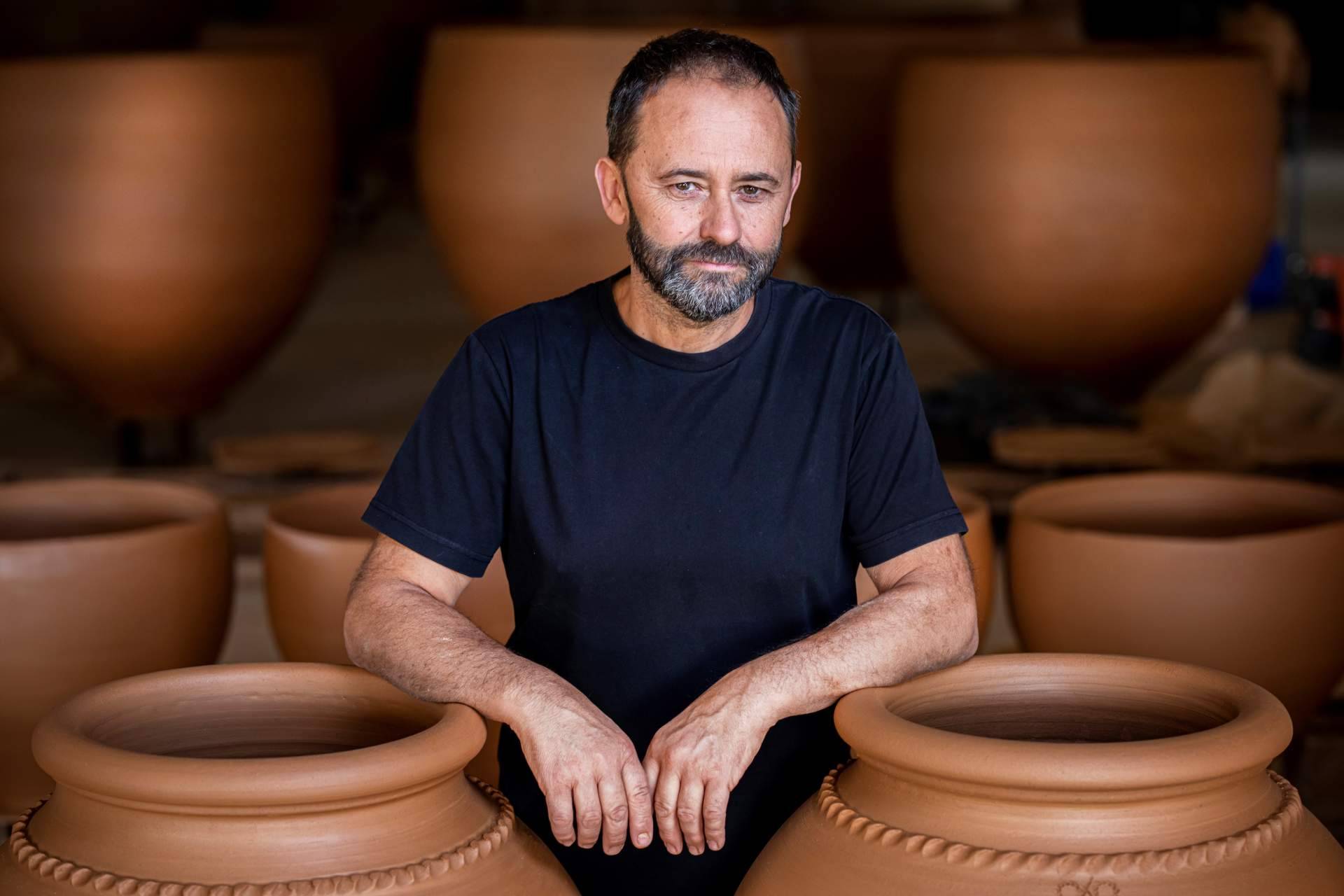 La Red Española de Desarrollo Rural y Redeia impulsan la primera alianza entre artesanos de la España rural, diseñadores y firmas de moda a favor del slow fashion