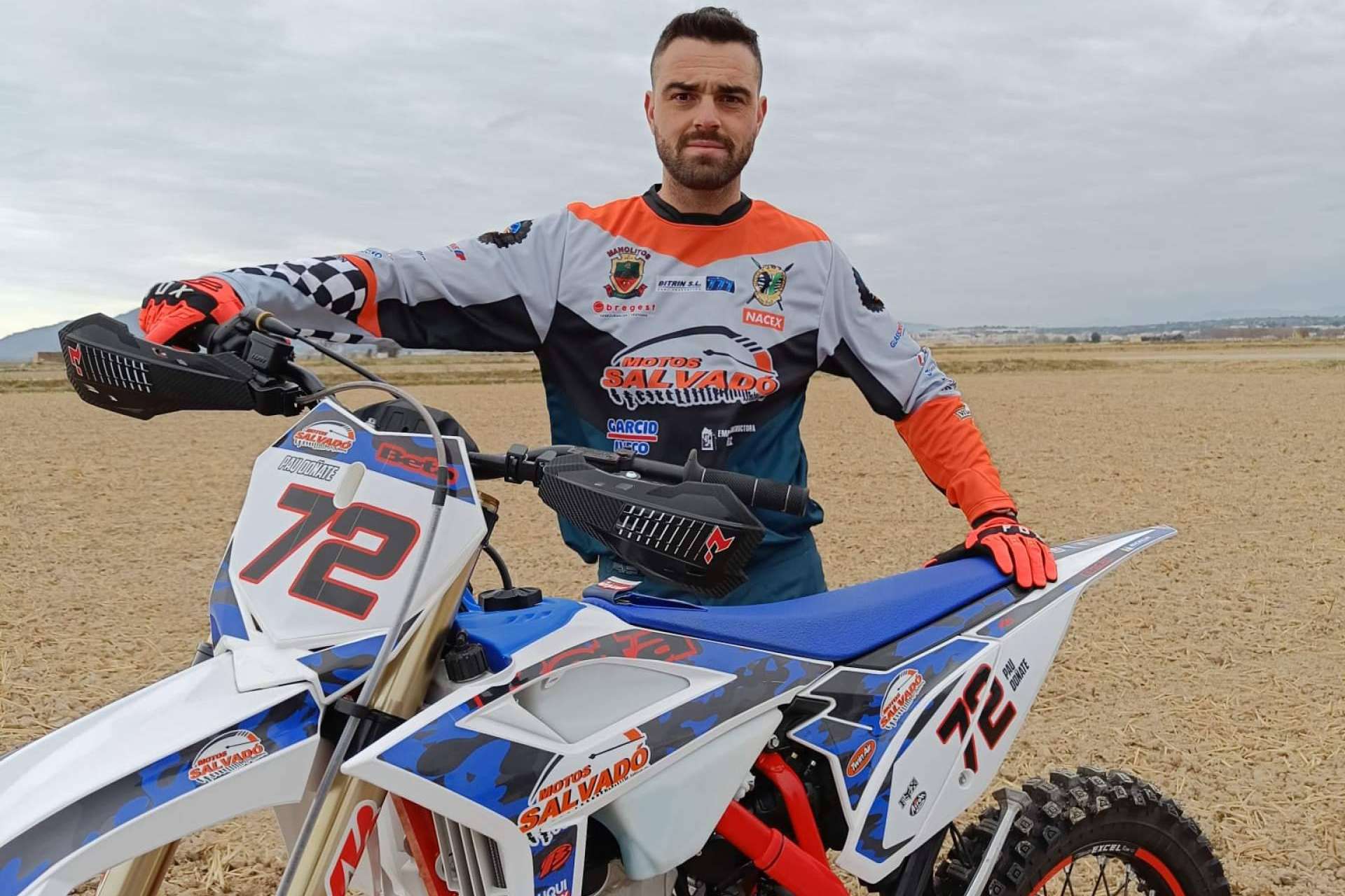 ADHESIVOSEMBARRADOS permite renovar fácilmente la apariencia de una moto con plásticos y adhesivos para motos off-road