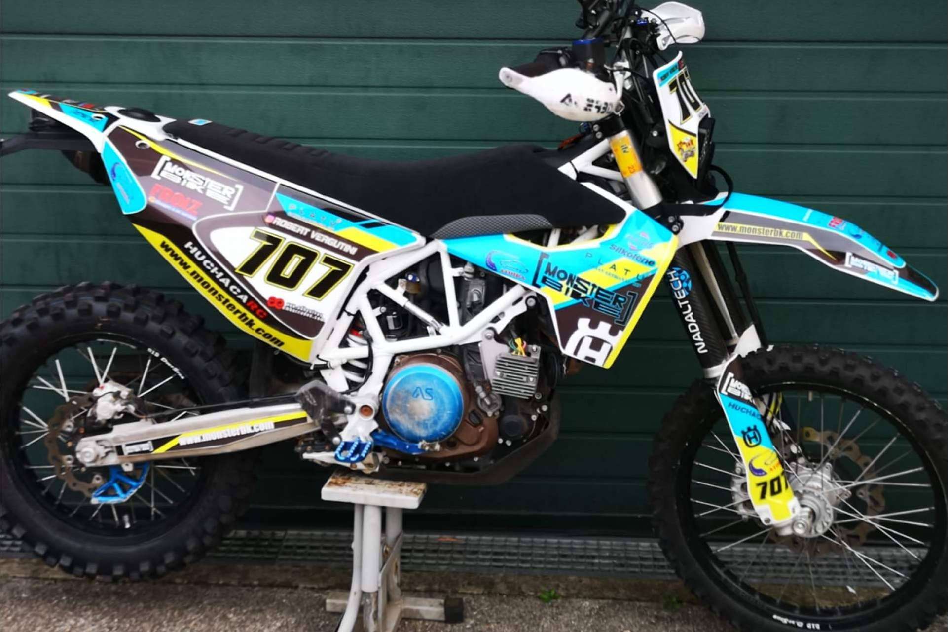 Diversas opciones de pegatinas para moto personalizada de la mano de ADHESIVOSEMBARRADOS