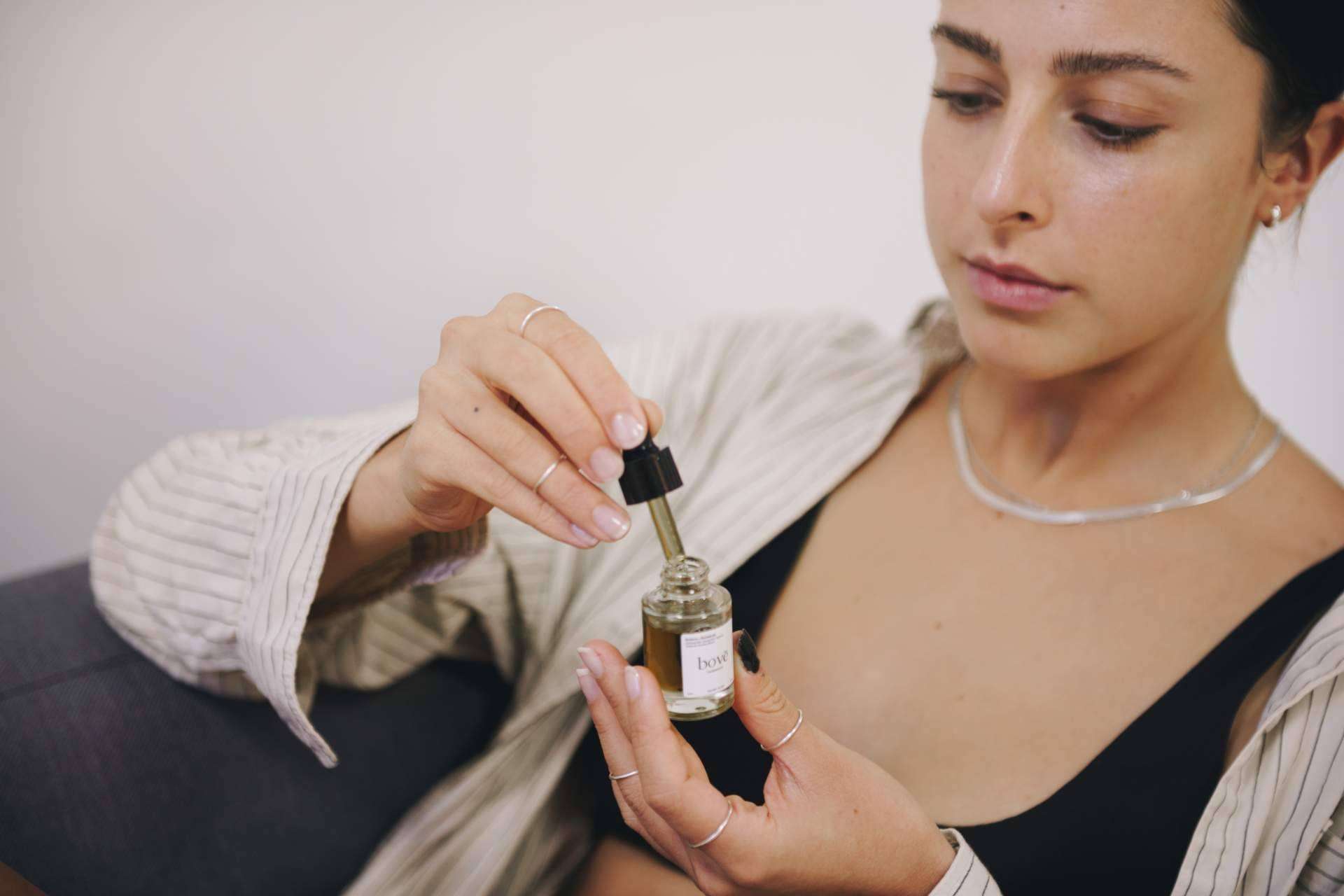 Beneficios del CBD para el dolor, la piel y el insomnio, por Bovē Health