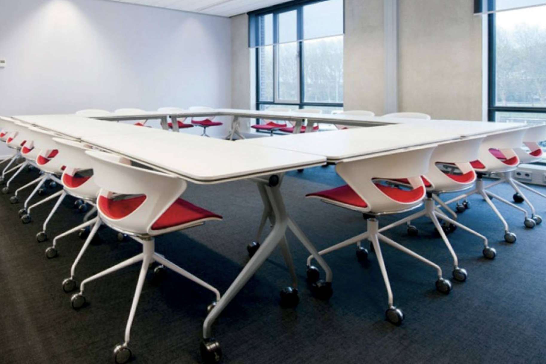 Espacios multitarea con las mesas móviles de oficina de OfficeDeco