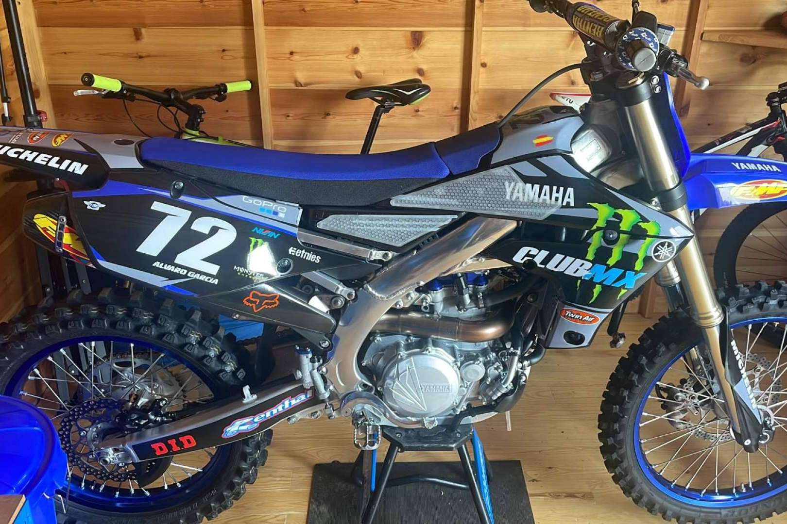 ADHESIVOSEMBARRADOS incluye en su catálogo nuevos modelos de pegatinas para moto