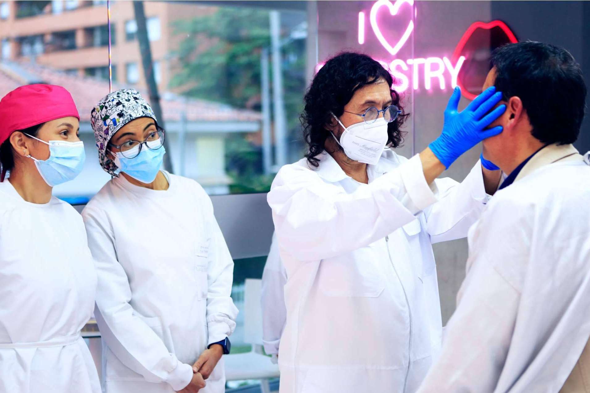El catálogo de Odontología de Marlon Becerra, ortodoncia Invisalign y más