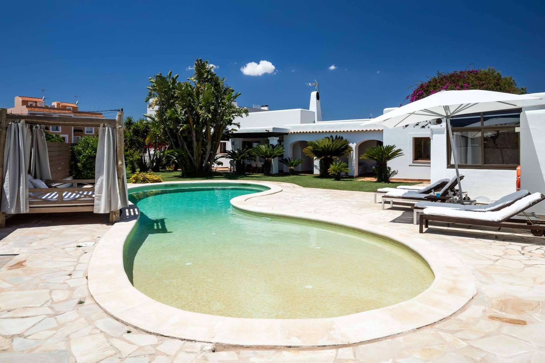 Estas vacaciones, alquilar una casa en Ibiza con piscina para disfrutar del verano