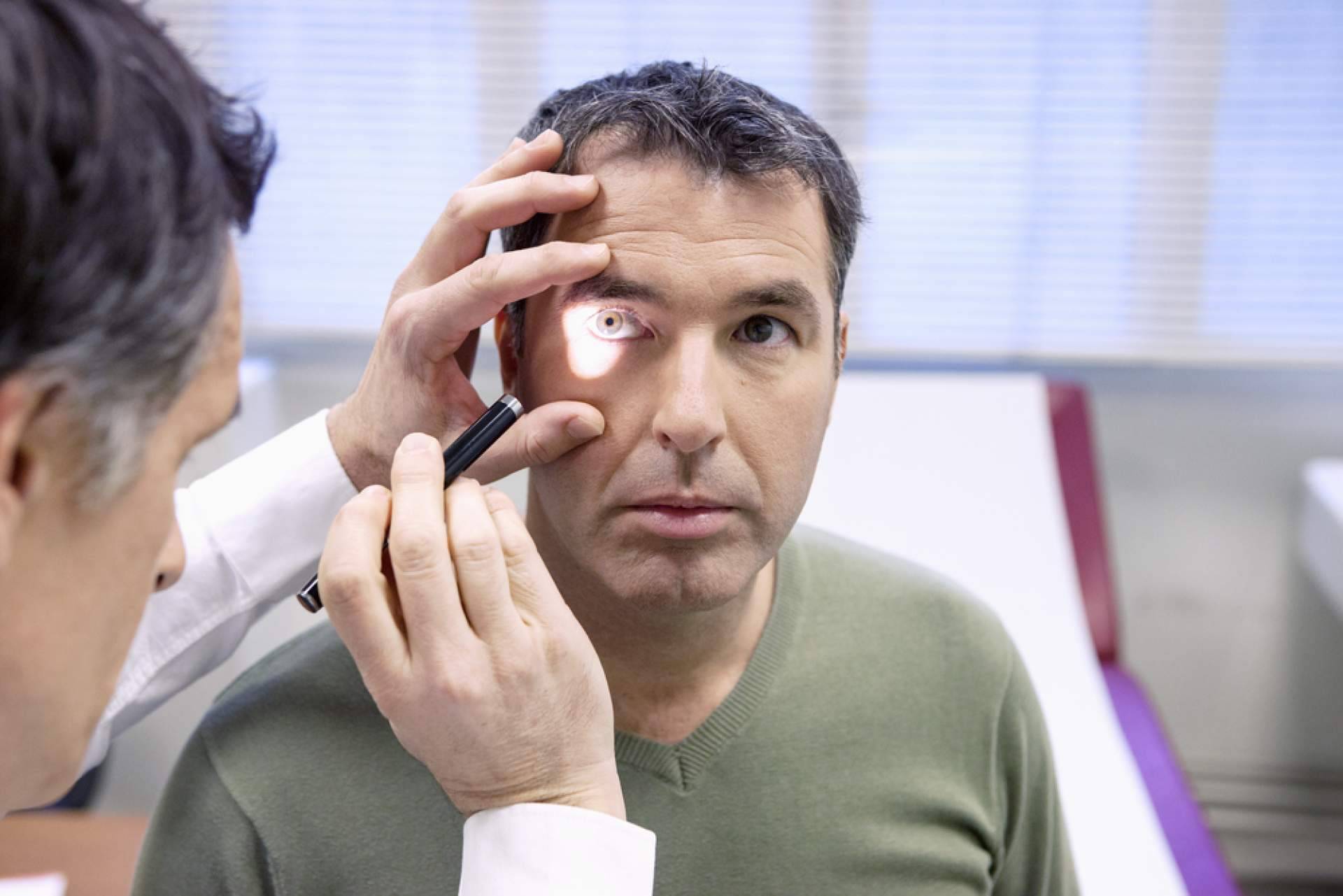 El Departamento de Oftalmología del Hospital Universitario Dexeus explica cómo tratar un derrame en el ojo izquierdo