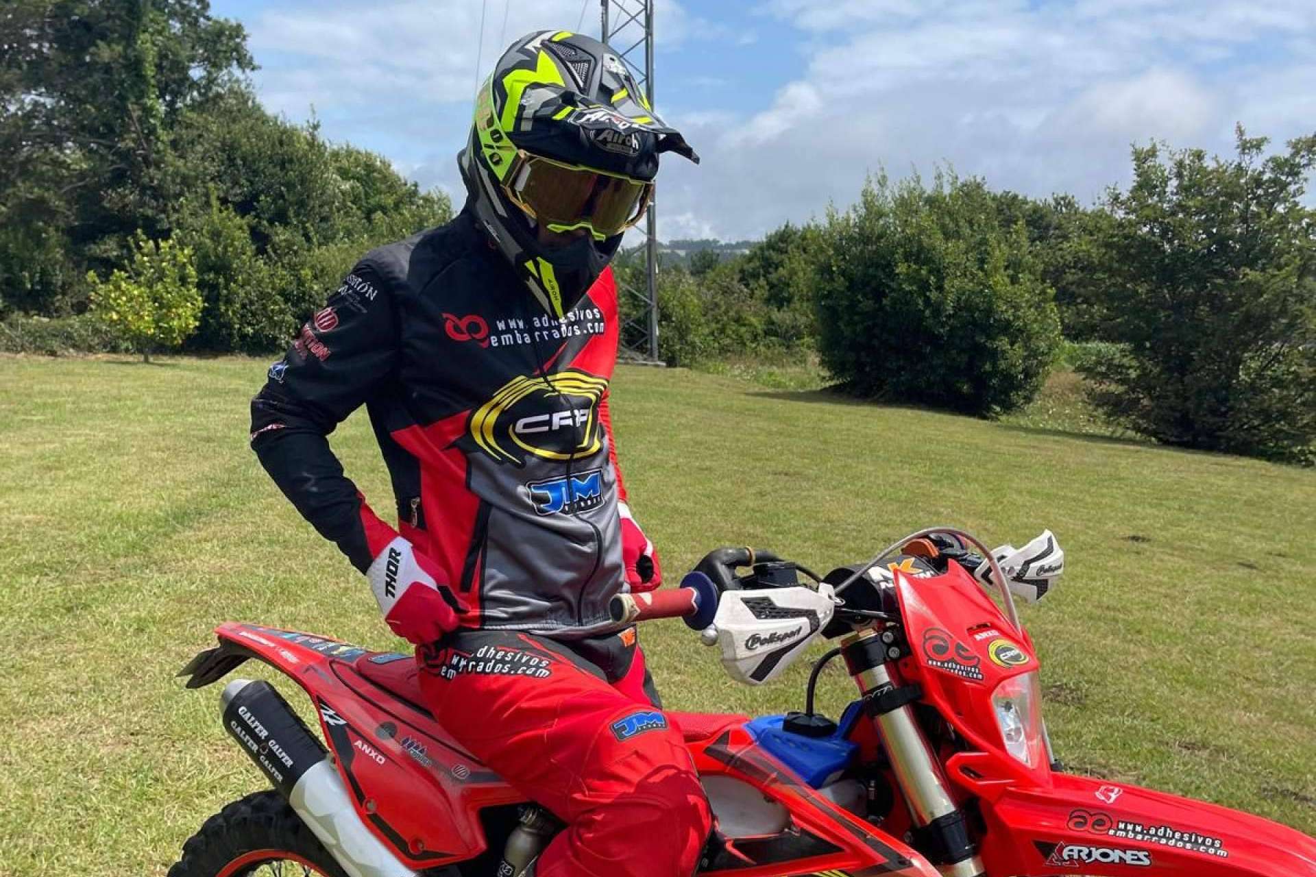 ADHESIVOSEMBARRADOS dispone de pantalón y camiseta personalizada para motocross