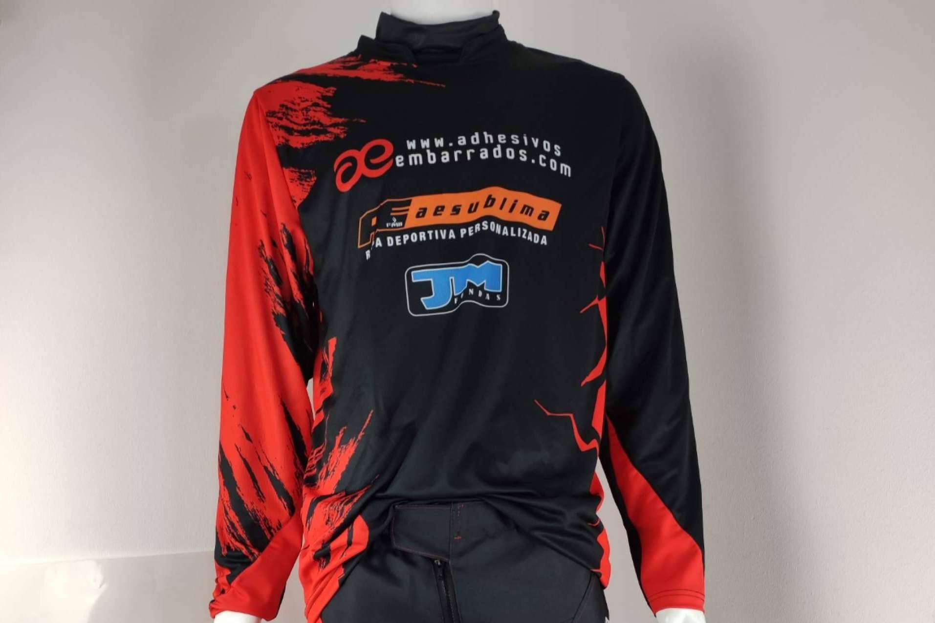 La importancia de la ropa personalizada en el mundo del motocross, con ADHESIVOSEMBARRADOS