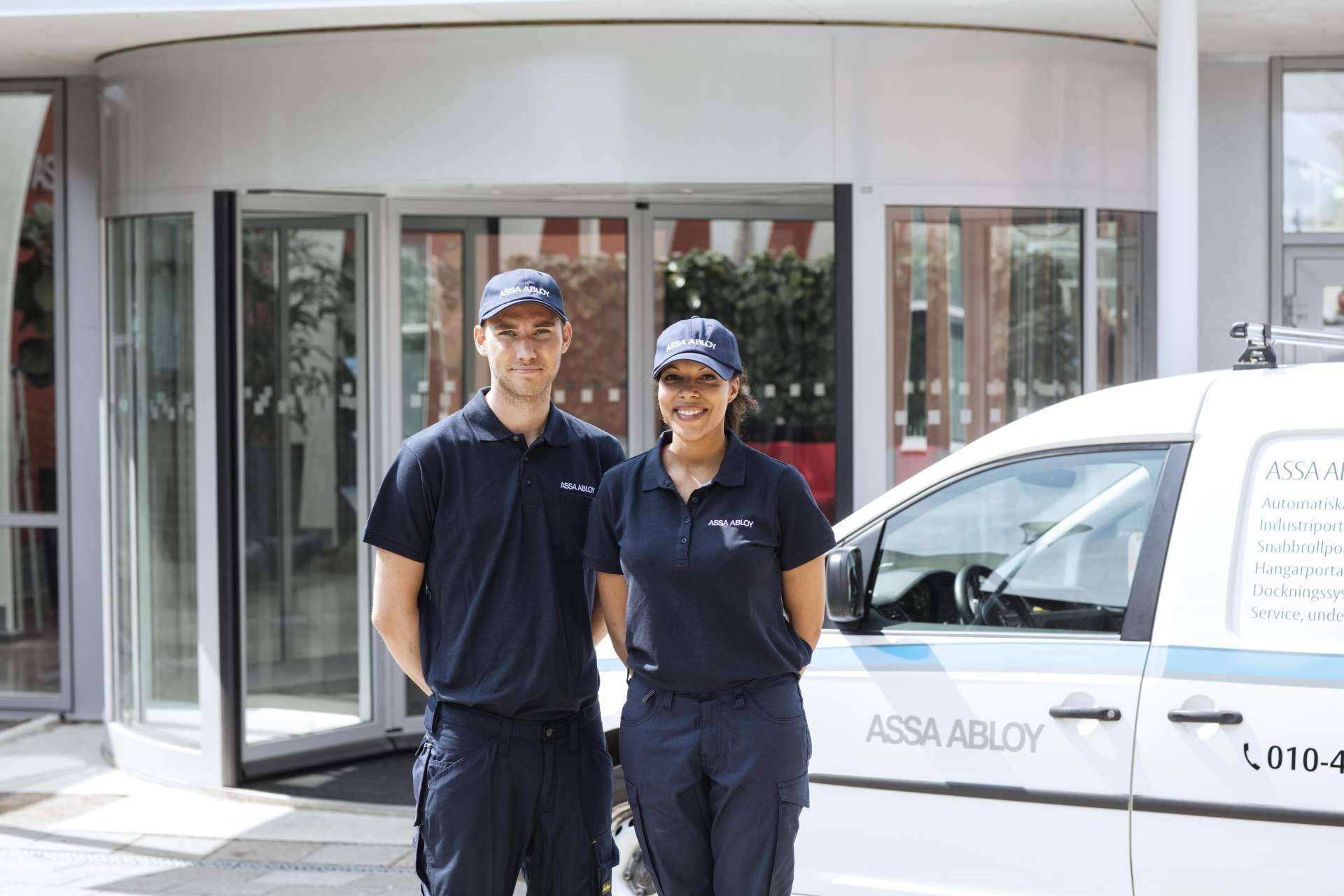 Servicio de mantenimiento para puertas automáticas, industriales y muelles de carga ofrecido por ASSA ABLOY