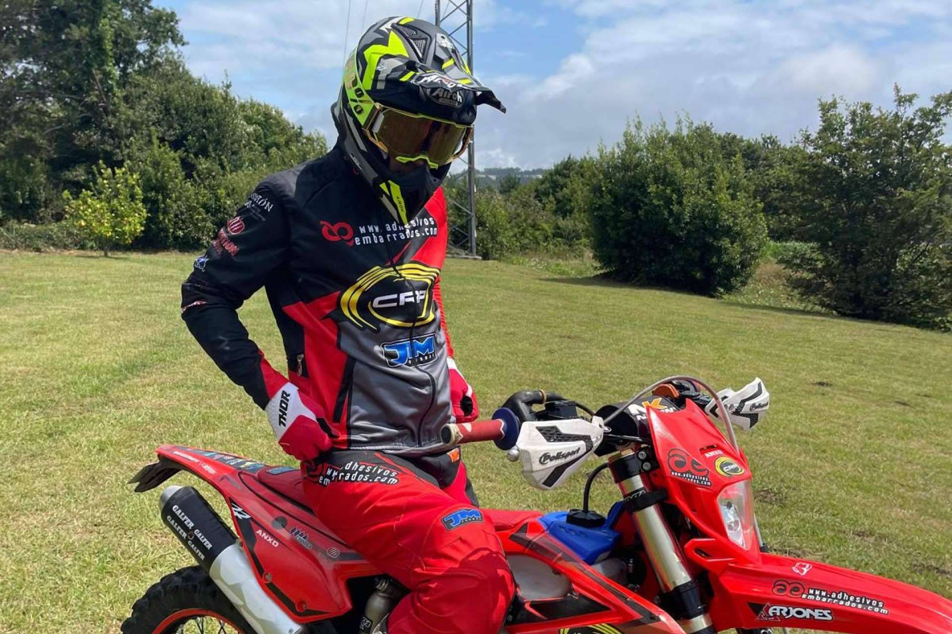 ADHESIVOSEMBARRADOS cuenta con un amplio catálogo de ropa de motocross personalizada