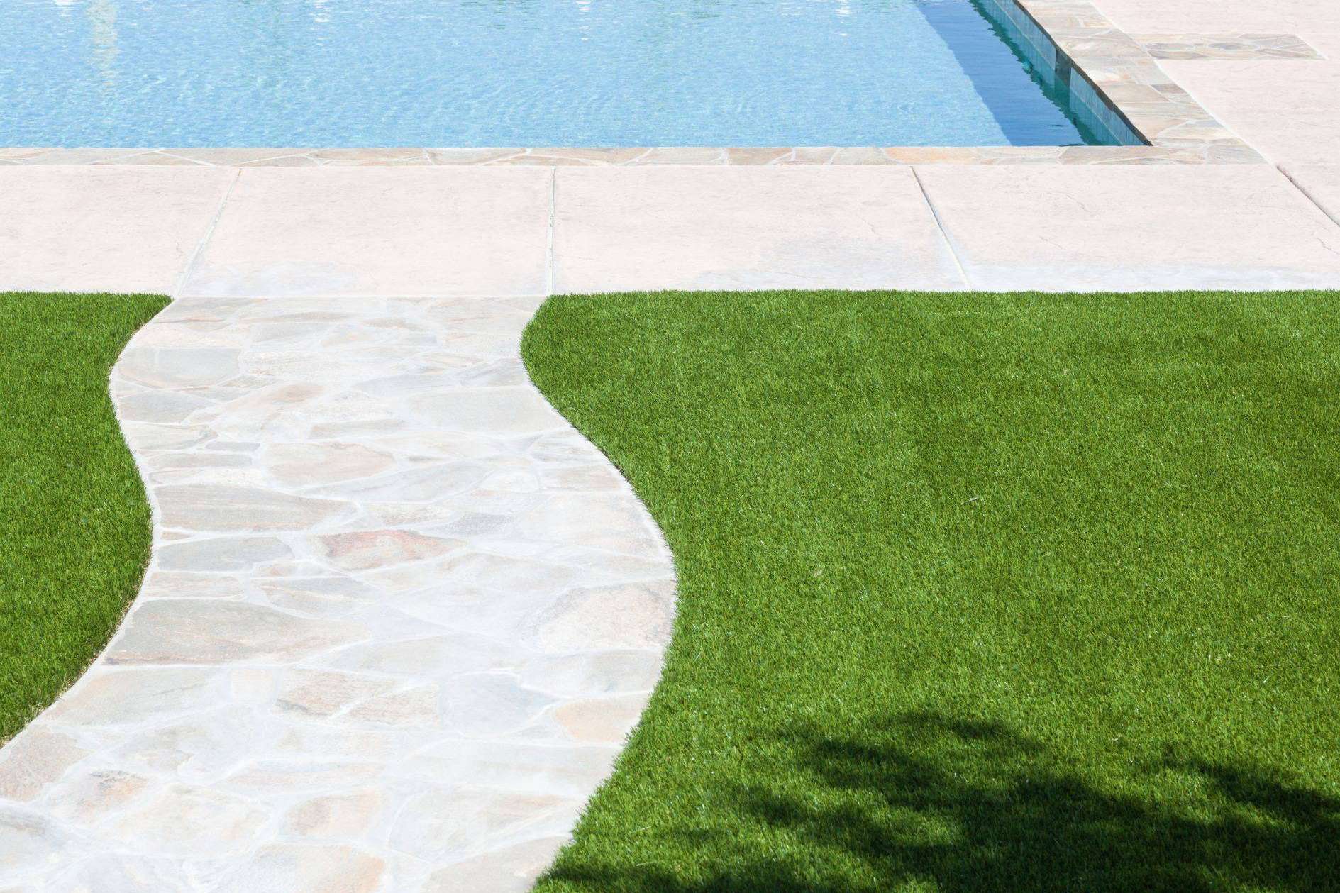 Cómo cuidar del césped artificial en verano