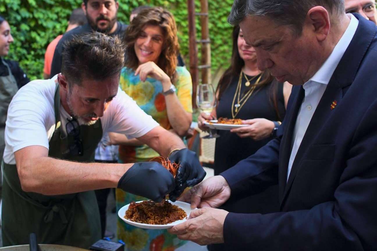¡La Paella de carabineros conquista los paladares de los neoyorquinos!  Edu Torres y José Andrés Revolucionan la Gran Manzana