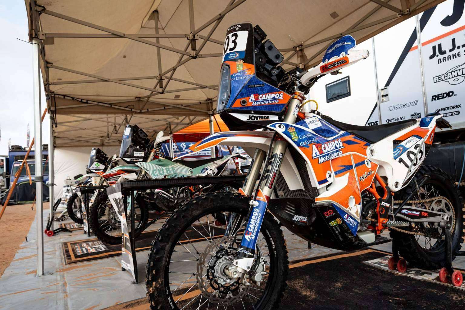 ADHESIVOSEMBARRADOS, innovación y diseño en adhesivos para motos off road