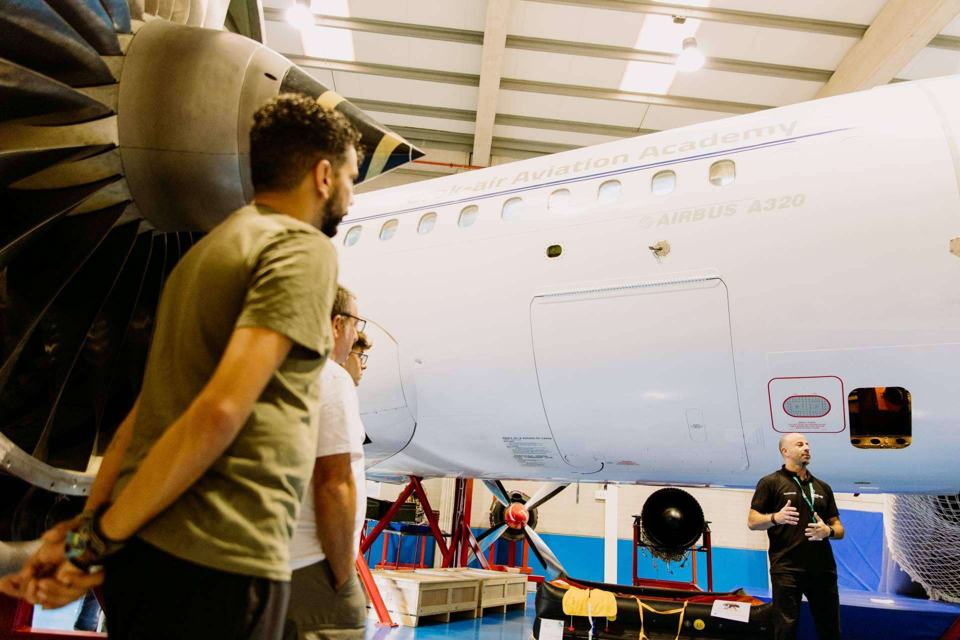 Decenas de jóvenes eligen cada año escuelas de aviación españolas, como Aviation Campus, para trabajar en el sector