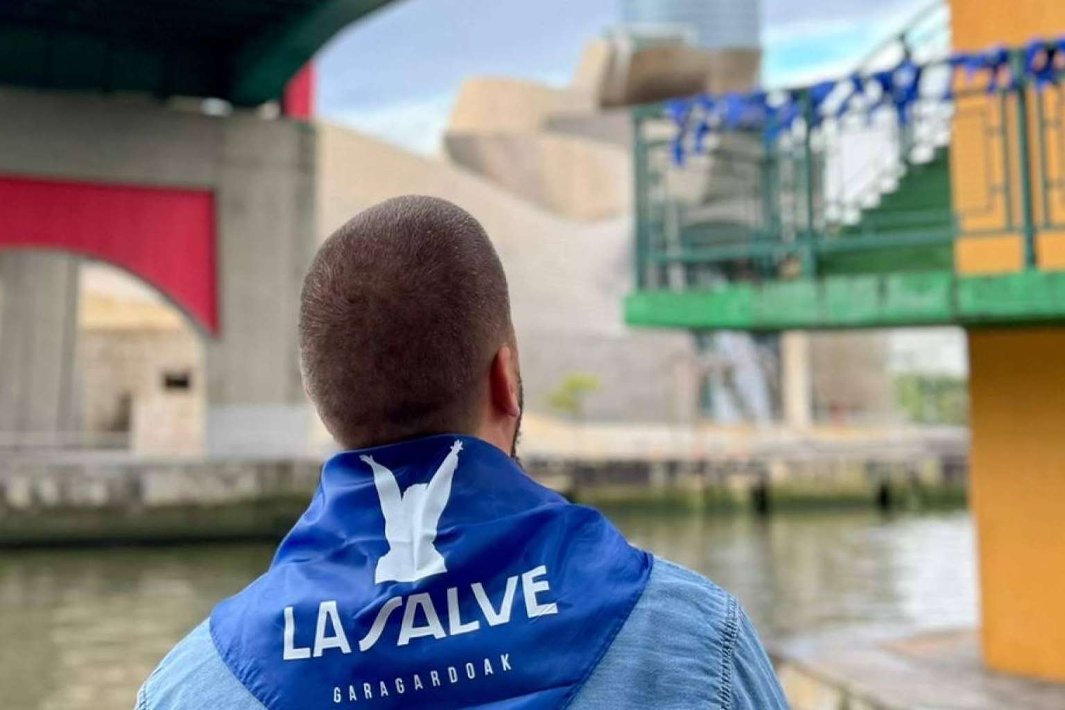 La Salve sorprende a bilbainos y bilbainas con la apuesta de más 1.000 pañuelos de Aste Nagusia en el Puente de la Salve