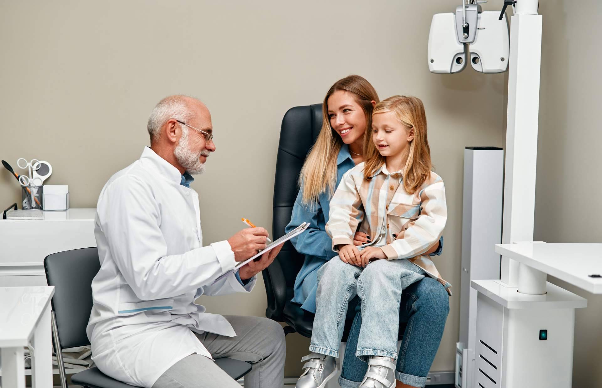 La importancia de cuidar la salud visual de los niños acudiendo a revisión oftalmológica