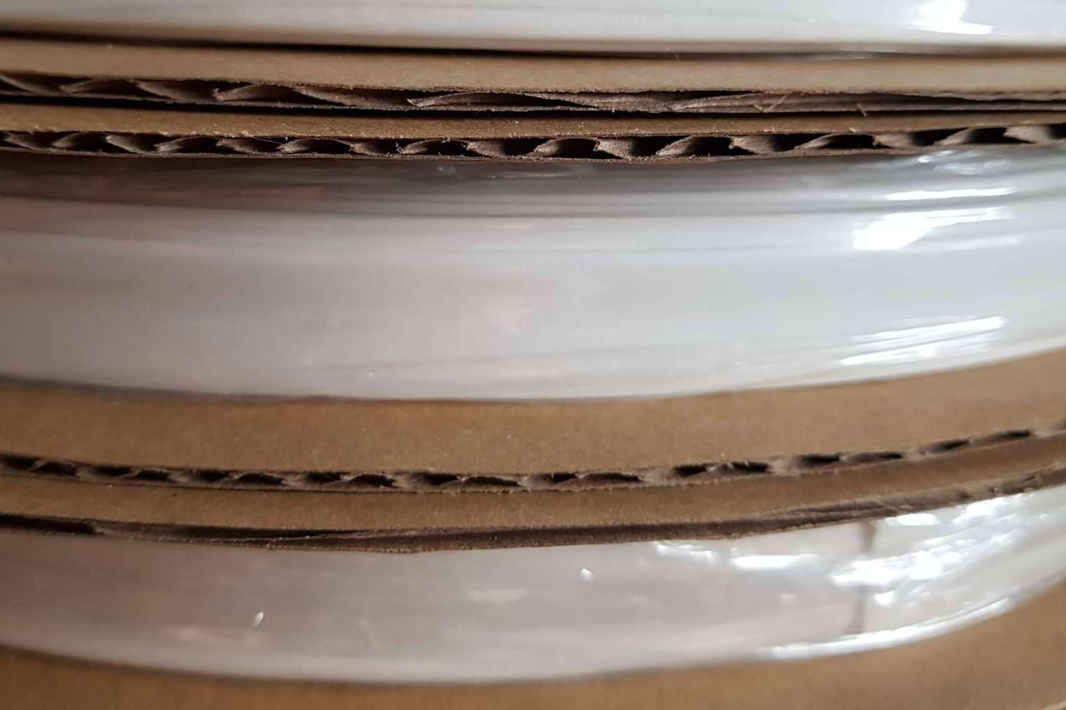 Innovadora funda retráctil imprimible color blanco con contracción 3;1 revoluciona la protección de cables en diversas industrias