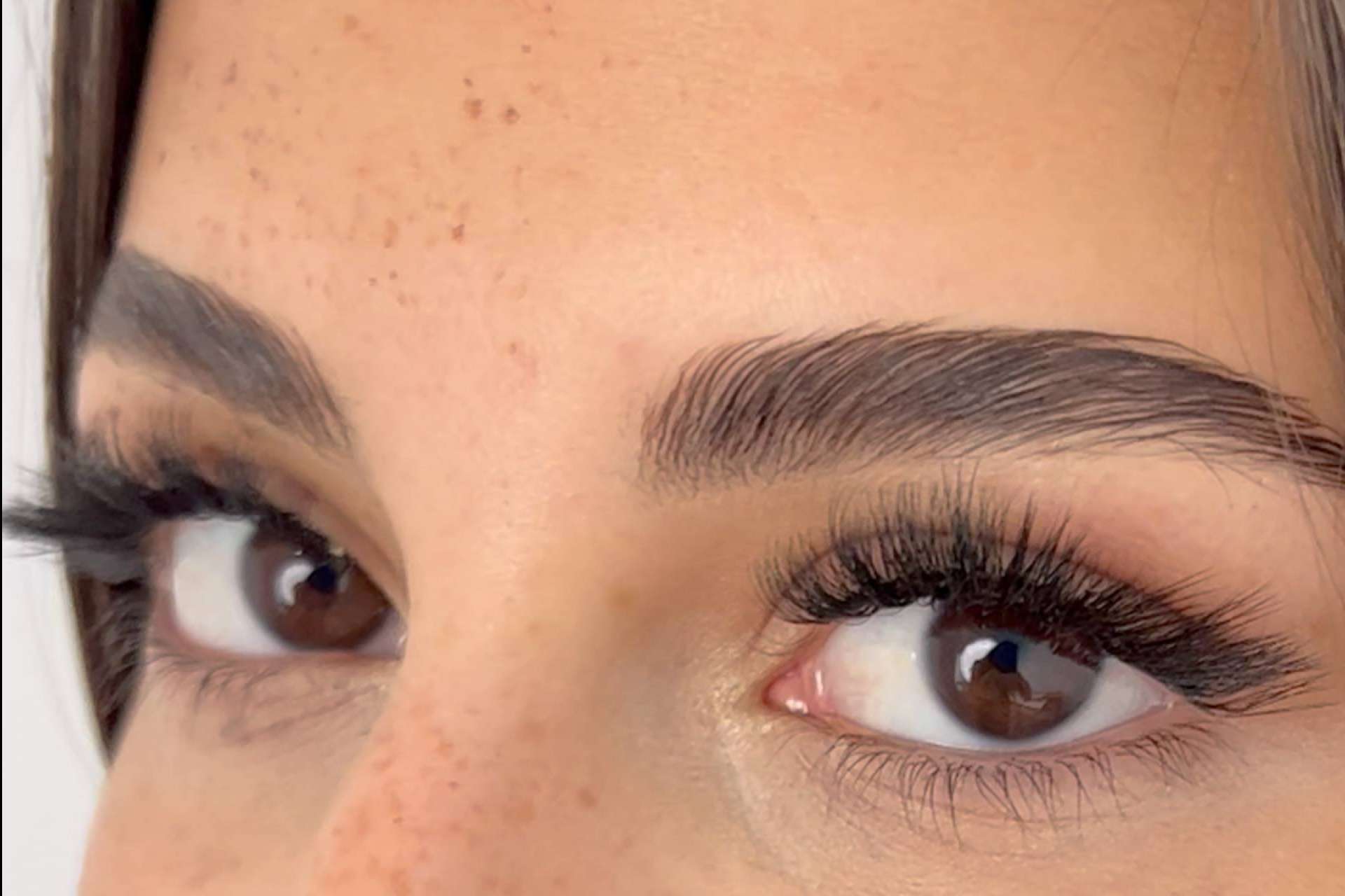 Las extensiones de pestañas revolucionan el mundo de la estética, por Lashes & Go