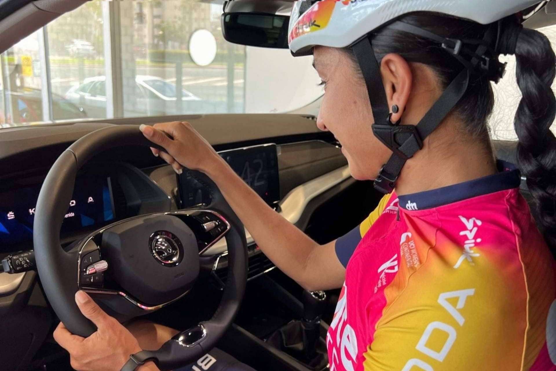 SKOMOVIL presenta el nuevo Skoda Octavia, tecnología y eficiencia al servicio del equipo ciclista femenino Soltec Team