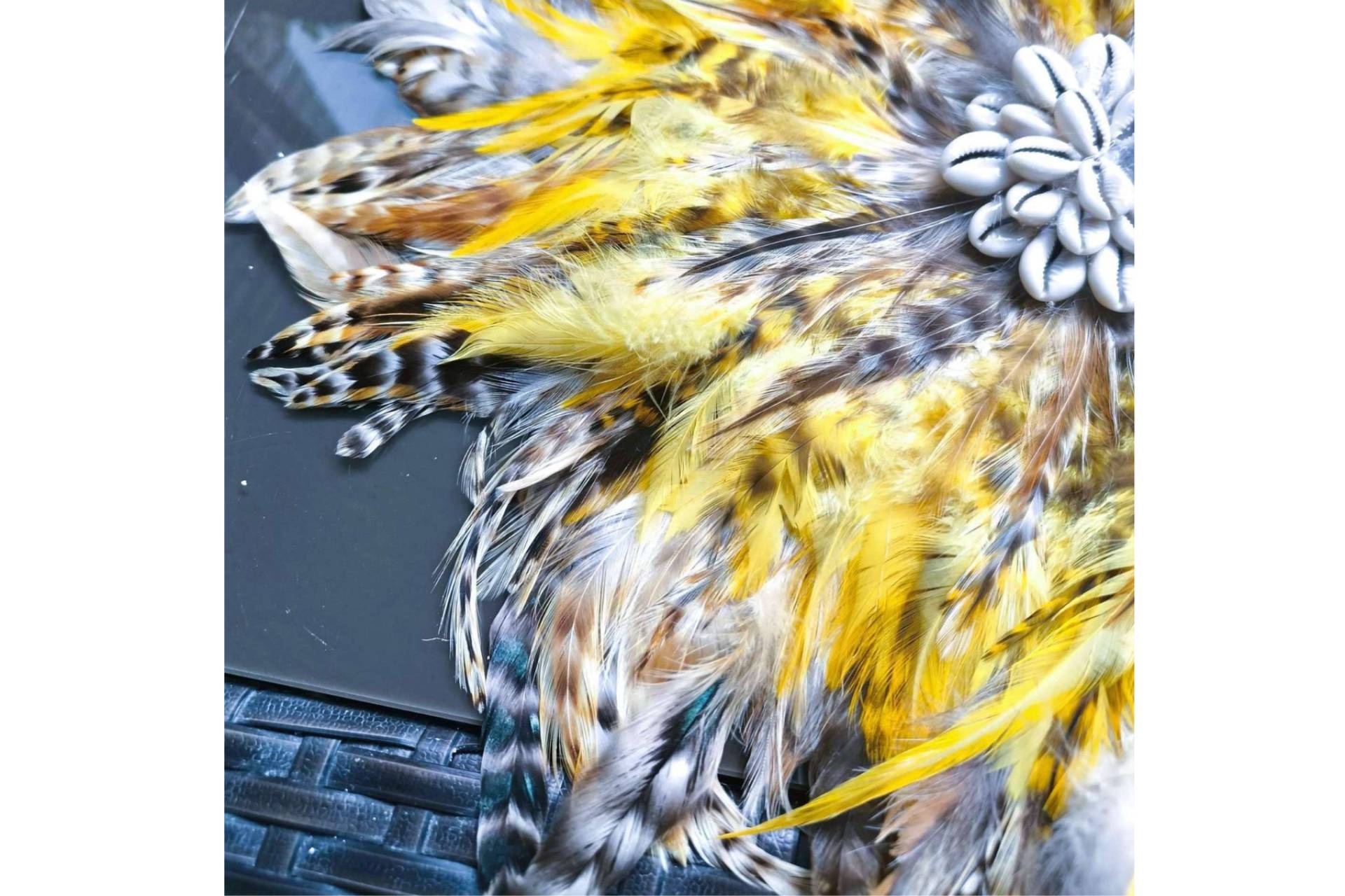 Juju hats; adornos de plumas para la decoración de pared, en la tienda online de Bali Jewels