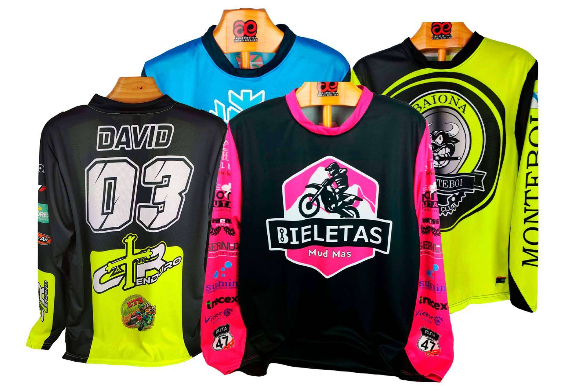 La línea de ropa personalizada que ofrece ADHESIVOSEMBARRADOS para los pilotos de moto
