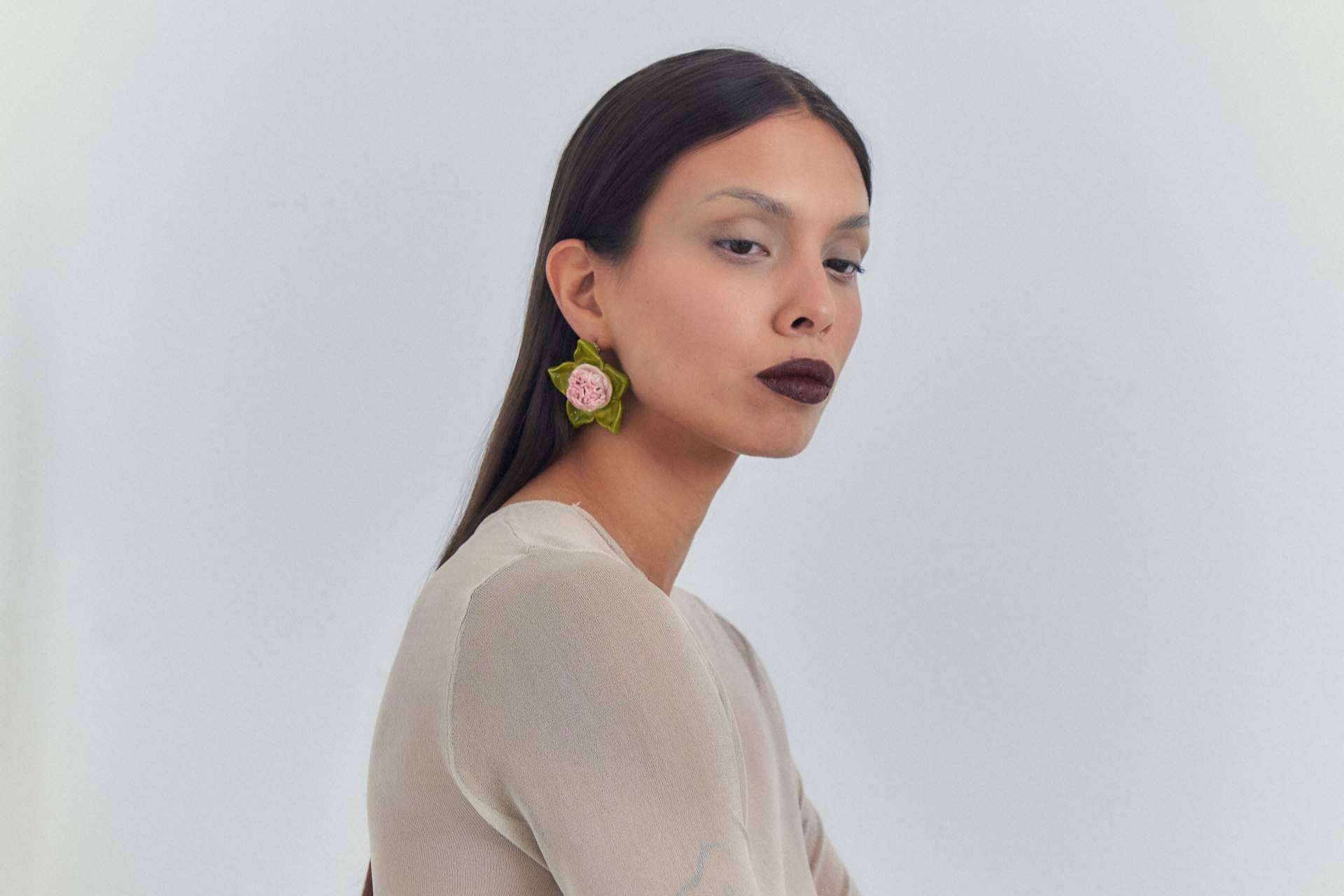 Carmencita, la nueva colección de joyería cerámica de Julieta Álvarez, una oda a la belleza de lo femenino