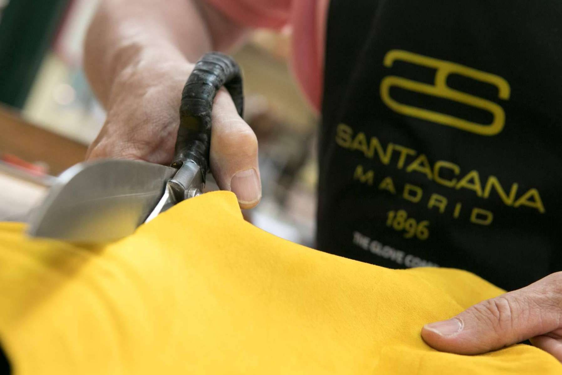 Abrigo y sofisticación; Santacana presenta su colección de guantes de piel para esta temporada