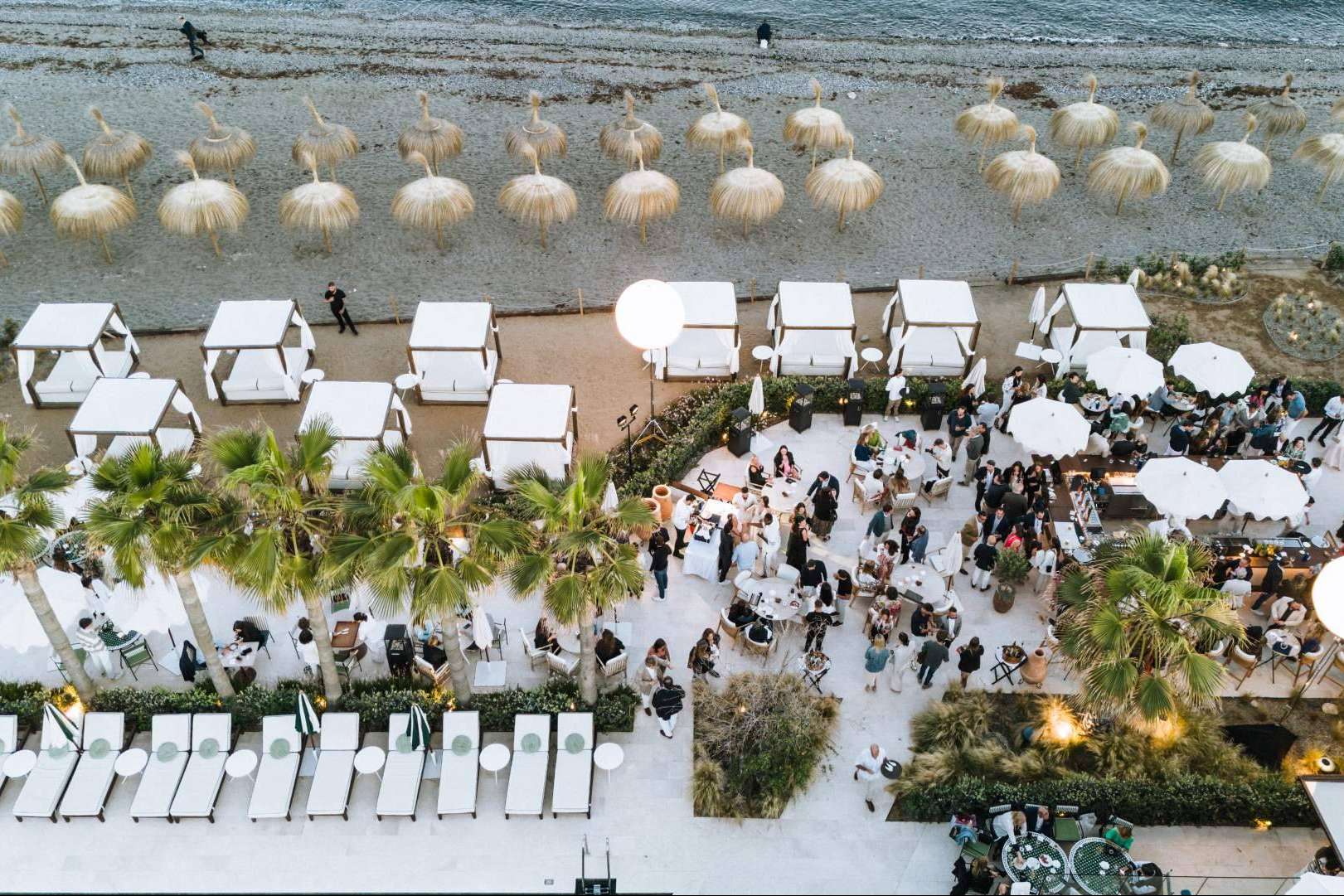 Barbillón Marbella, brillará en Nochevieja con una espectacular cena frente al mar
