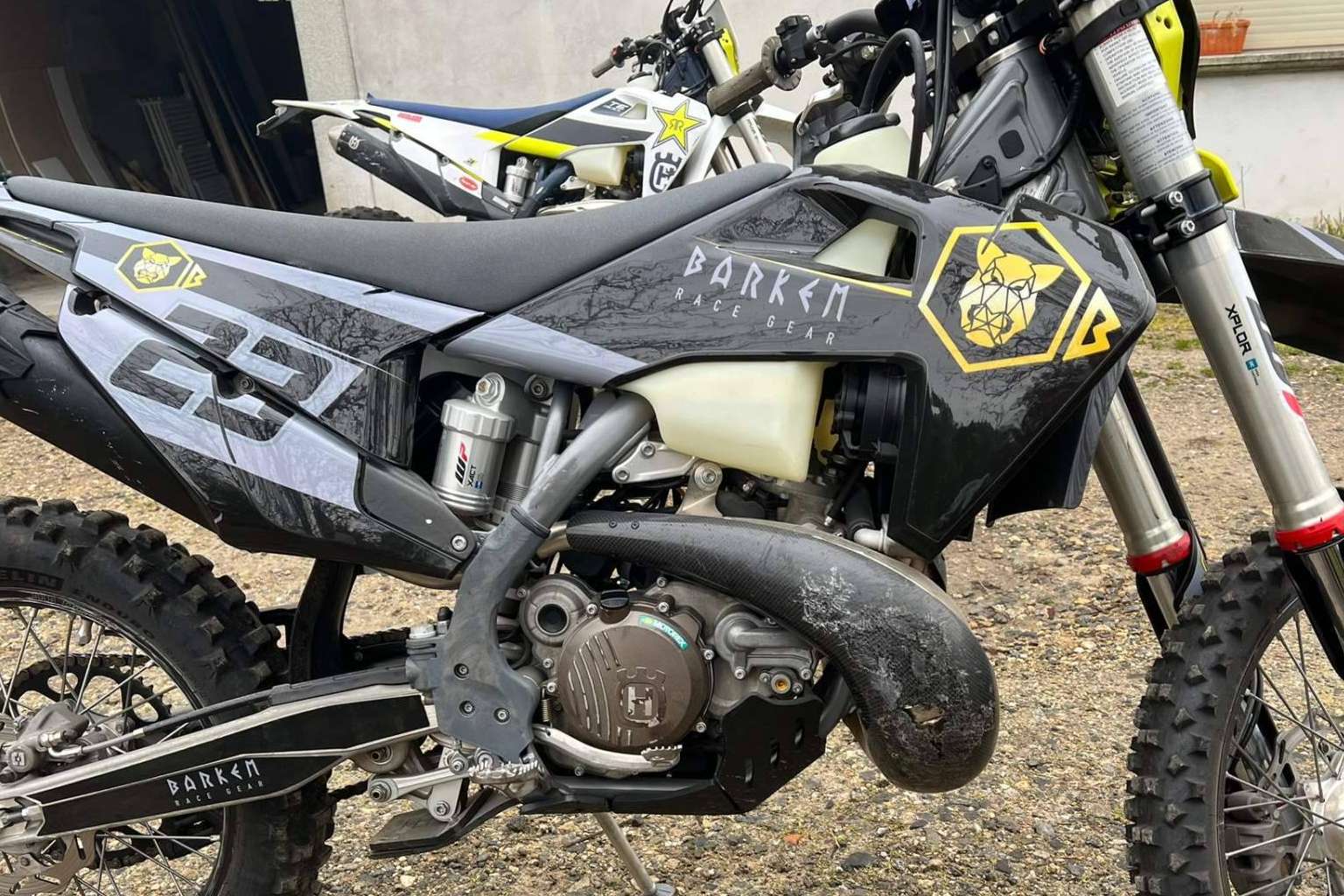 Nuevos diseños personalizados de adhesivos para motos de enduro por ADHESIVOSEMBARRADOS