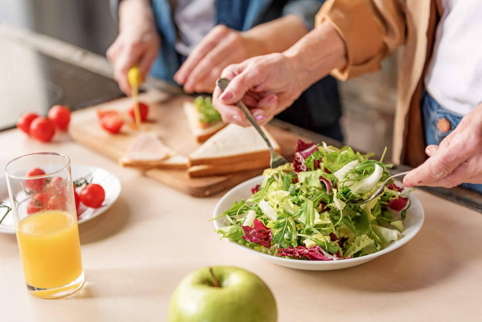 Alimentación saludable en adultos mayores, un pilar para la vida sana y el cuidado integral