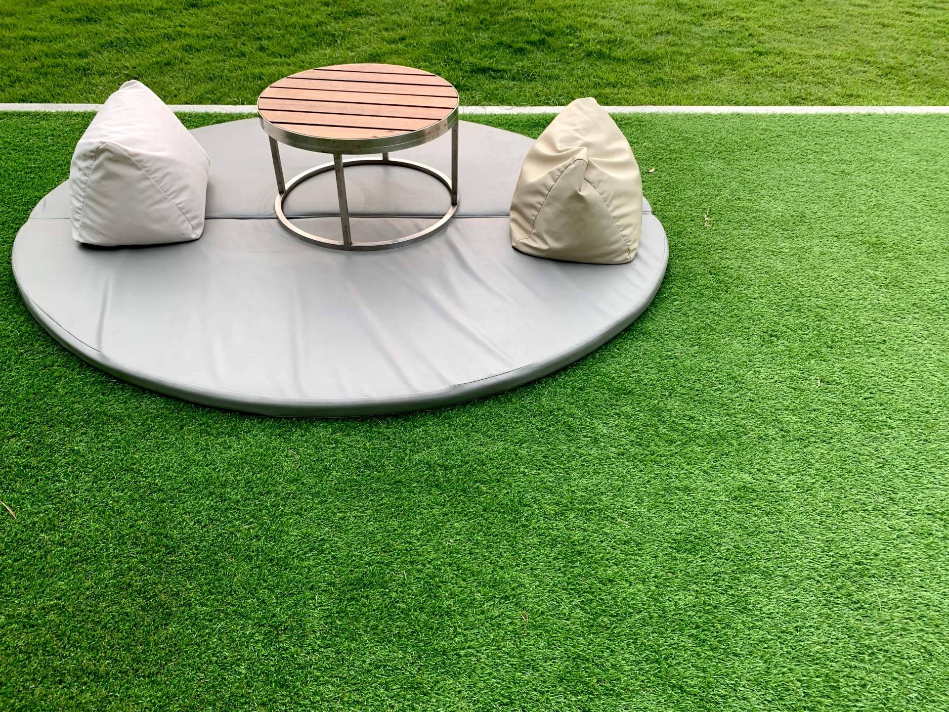 Convertir un balcón en una terraza Instagram con este césped artificial de calidad