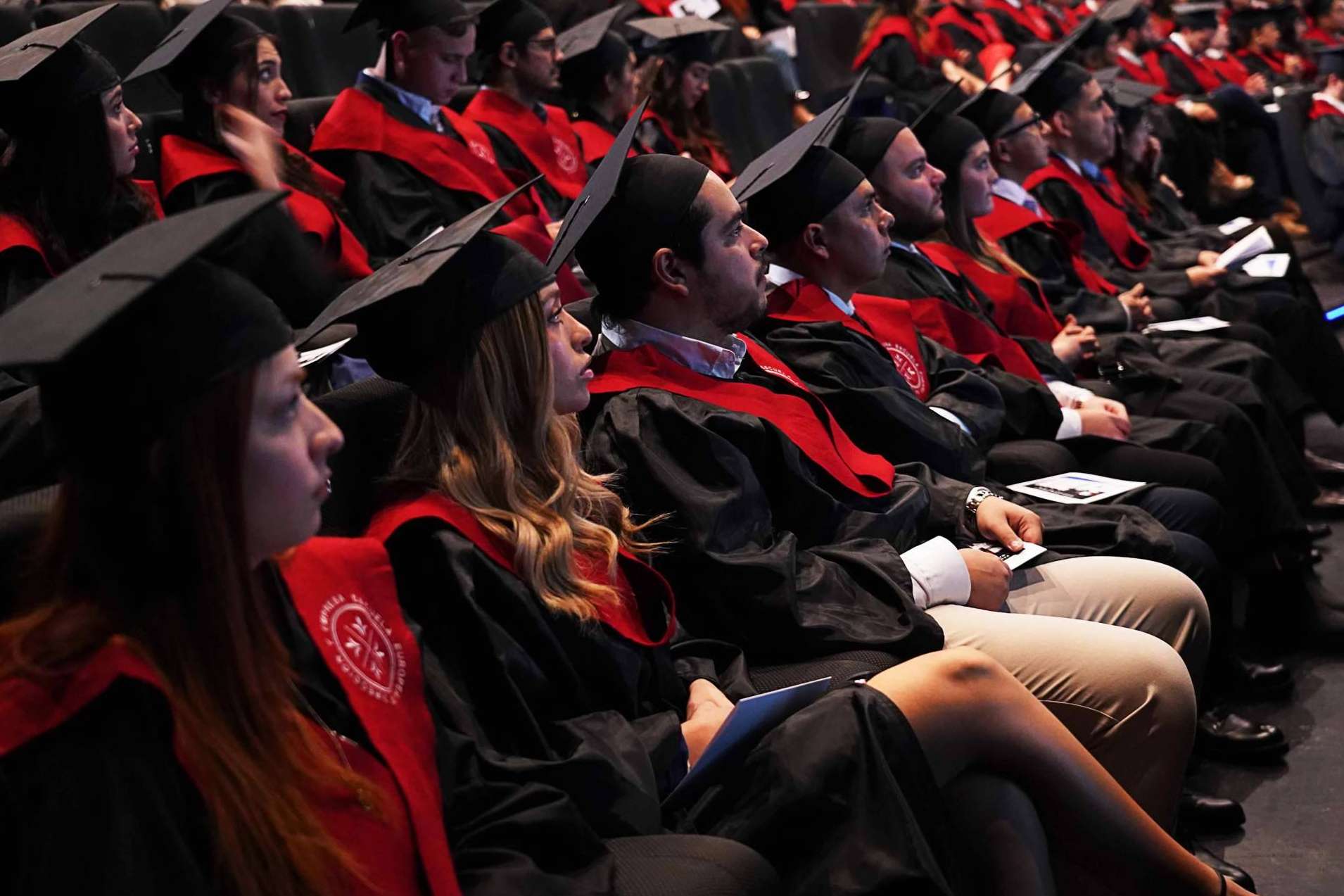 EUDE rompe récord académico; más de 700 alumnos se han graduado este noviembre en la escuela de negocios