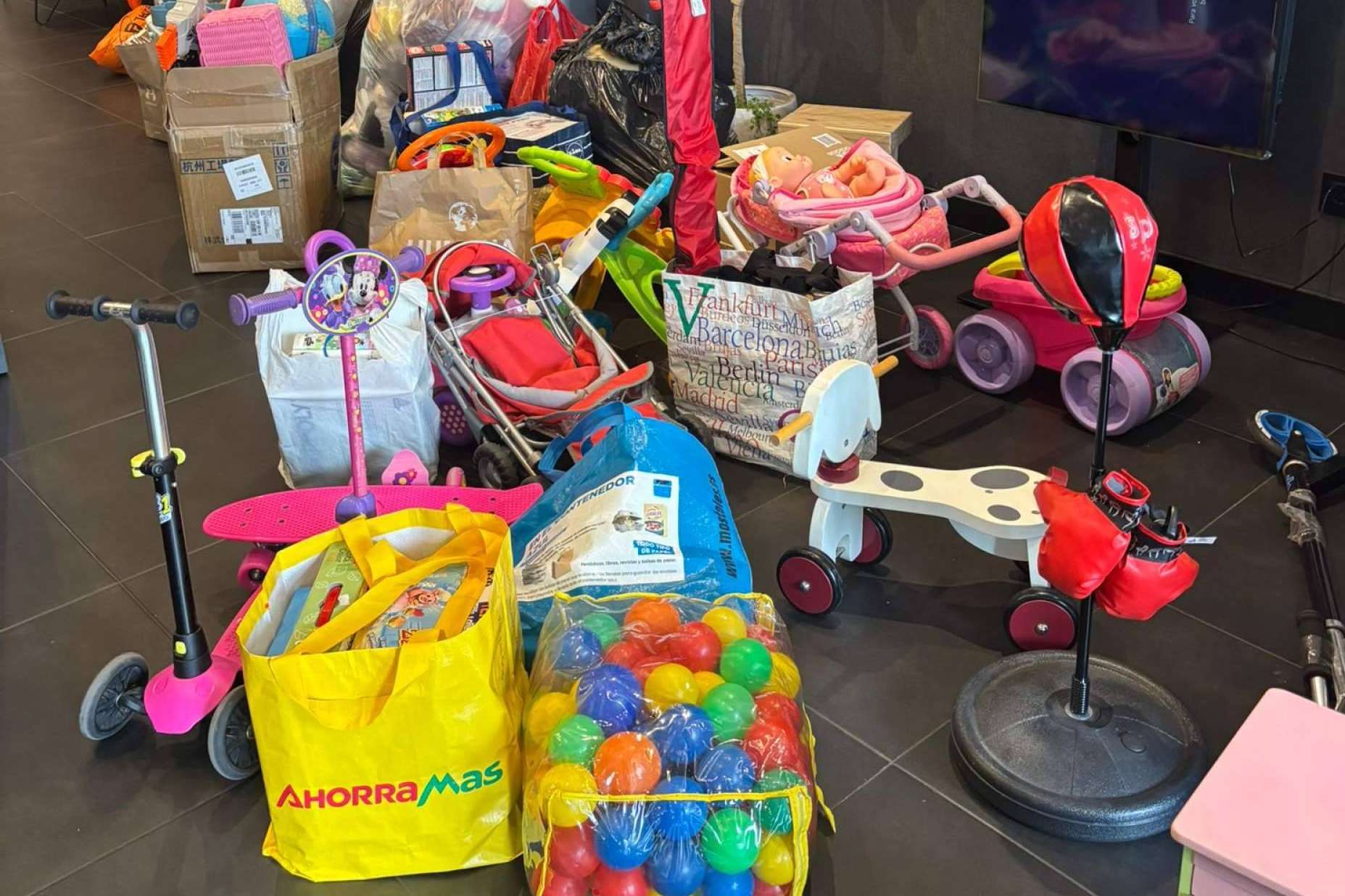 Bafre entrega juguetes en el Colegio Larrondé tras una campaña solidaria en Catarroja