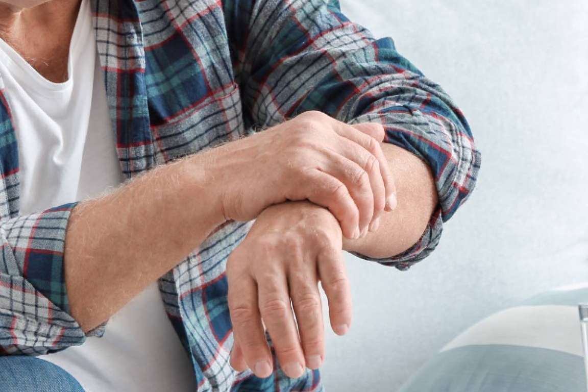 ¿Se sufre temblor en las manos o sensación de rigidez? La importancia de identificar el Parkinson