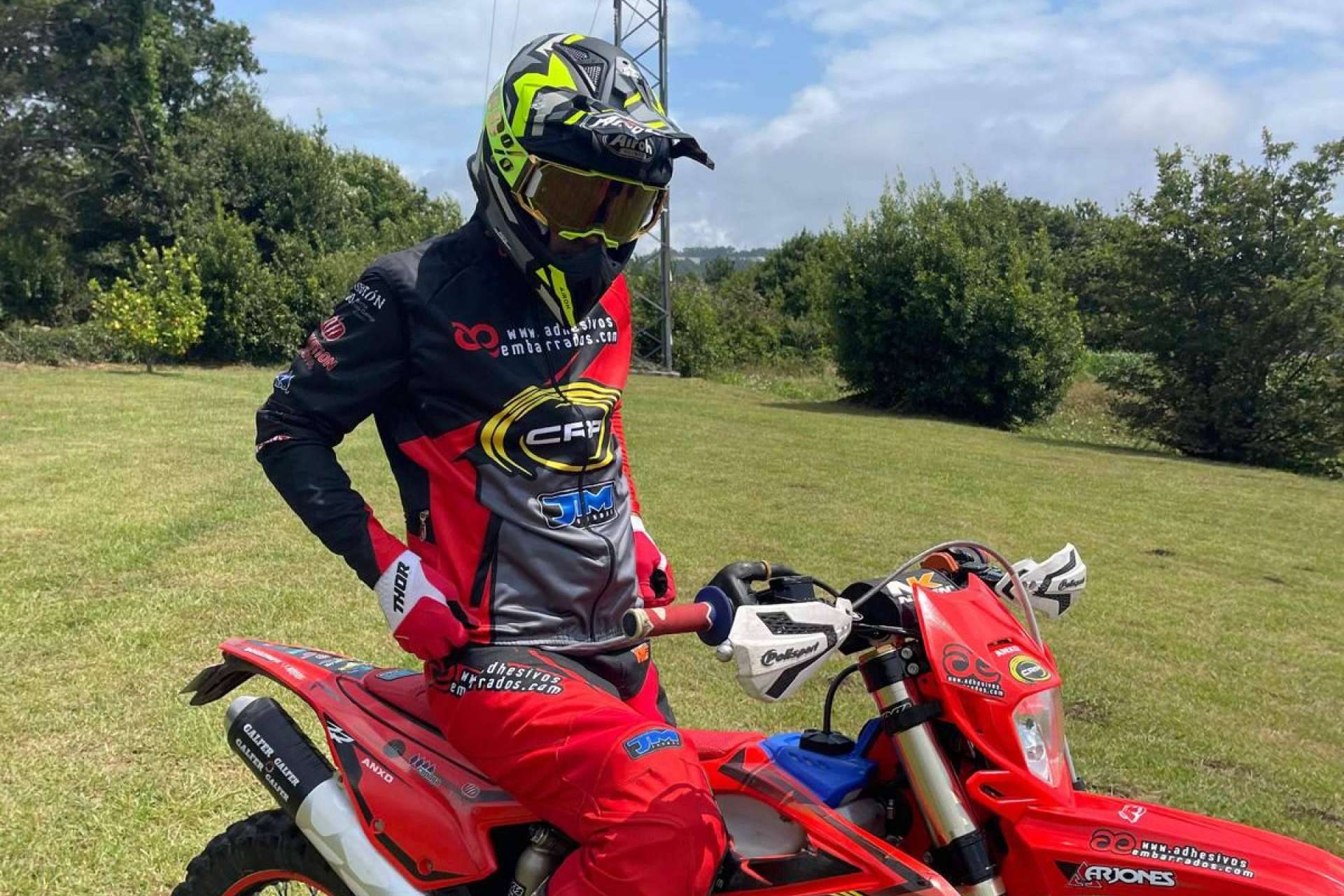 Camiseta de motocross de alta resistencia, ADHESIVOSEMBARRADOS apuesta por el confort y el rendimiento