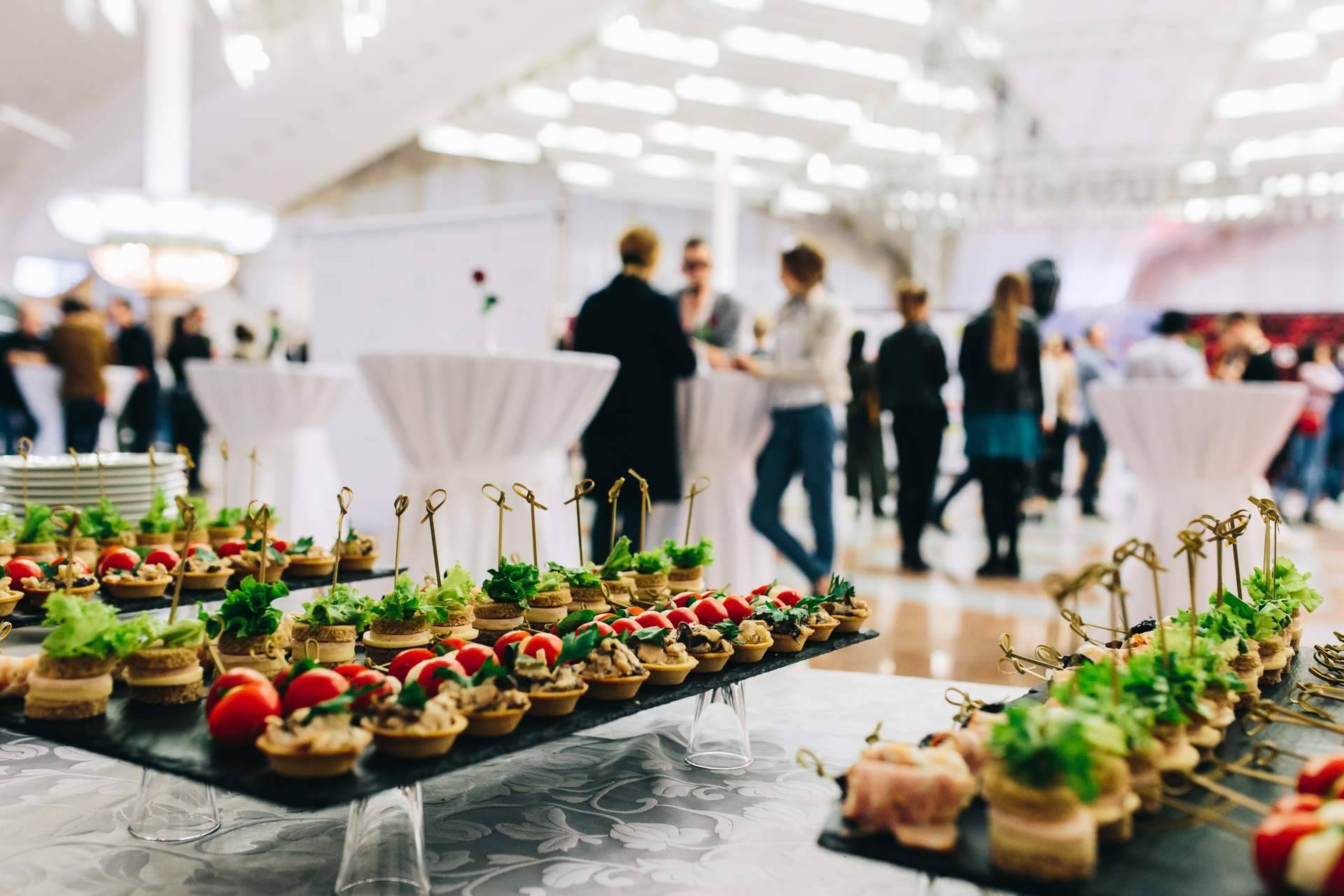 Cómo elegir el mobiliario adecuado según el tipo de evento; recomendaciones de Lago Empedrado