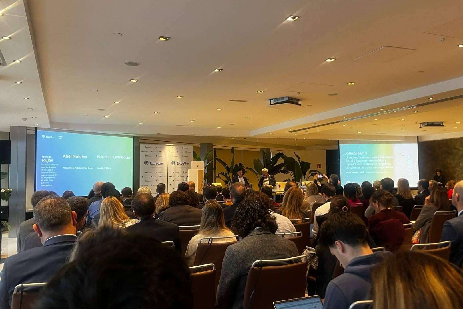 Los municipios turísticos refuerzan su compromiso con el turismo sostenible en la jornada SolyTUR de Exceltur