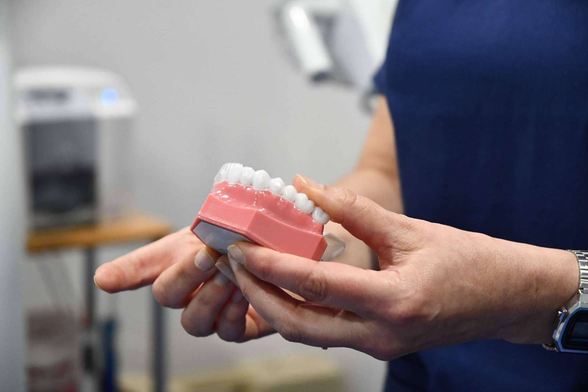 Una sonrisa brillante sin esfuerzos, por los expertos de Clínica Dental Dr. Espinosa