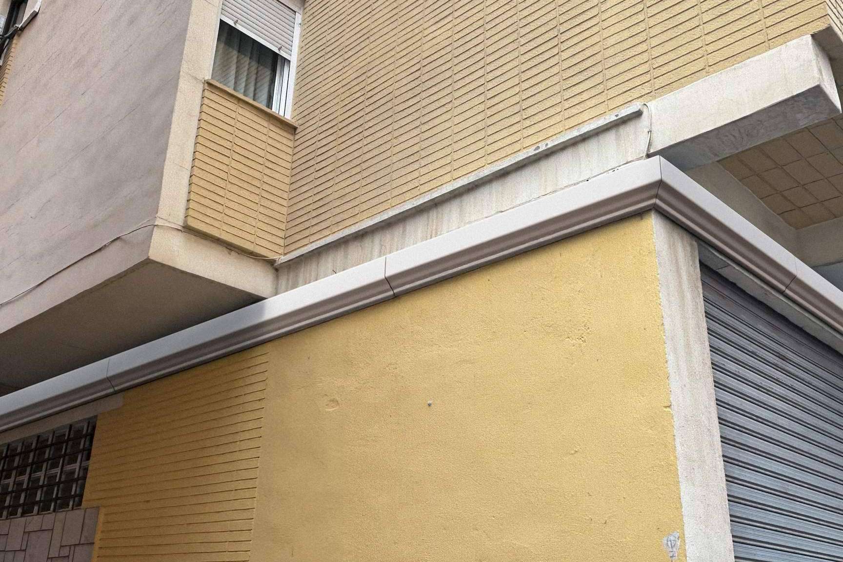 Tapacables impulsa la estética urbana con canaletas para ocultar cables fachada en comunidades de vecinos