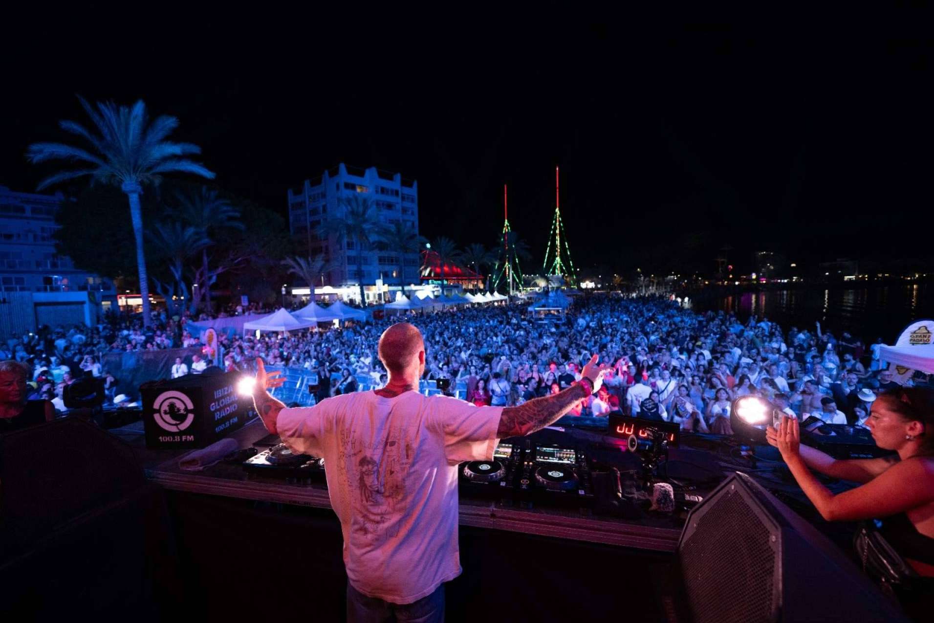El Ibiza Global Festival 2025 atrae a casi 20.000 amantes de la música electrónica a la playa