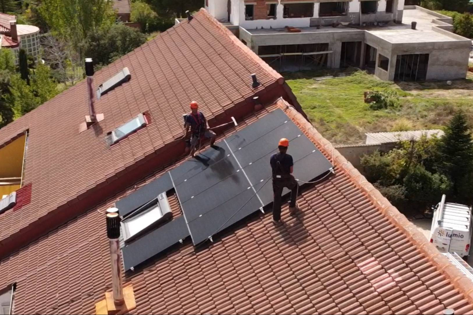Lumio responde al cierre de instaladoras con una campaña de mantenimientos para placas solares