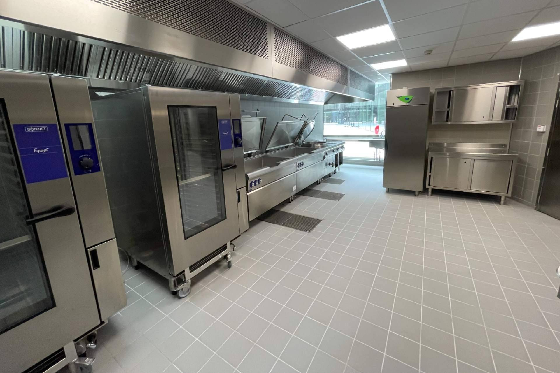 Ahorrar comprando maquinaria de cocina de calidad. Por IHS Tecnológicos