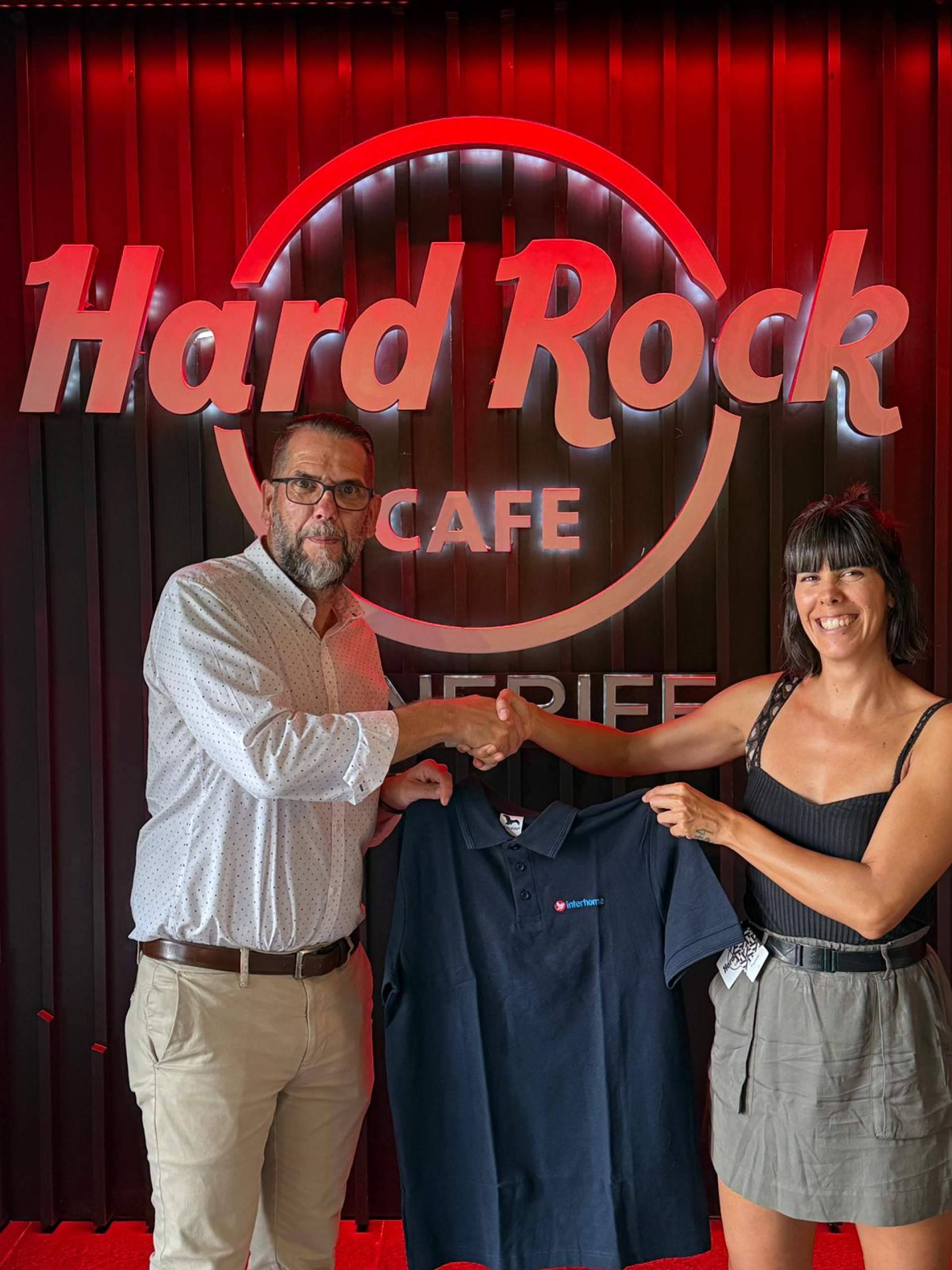 Interhome Canarias y Hard Rock Cafe Tenerife sellan una alianza estratégica para ofrecer beneficios exclusivos a los viajeros