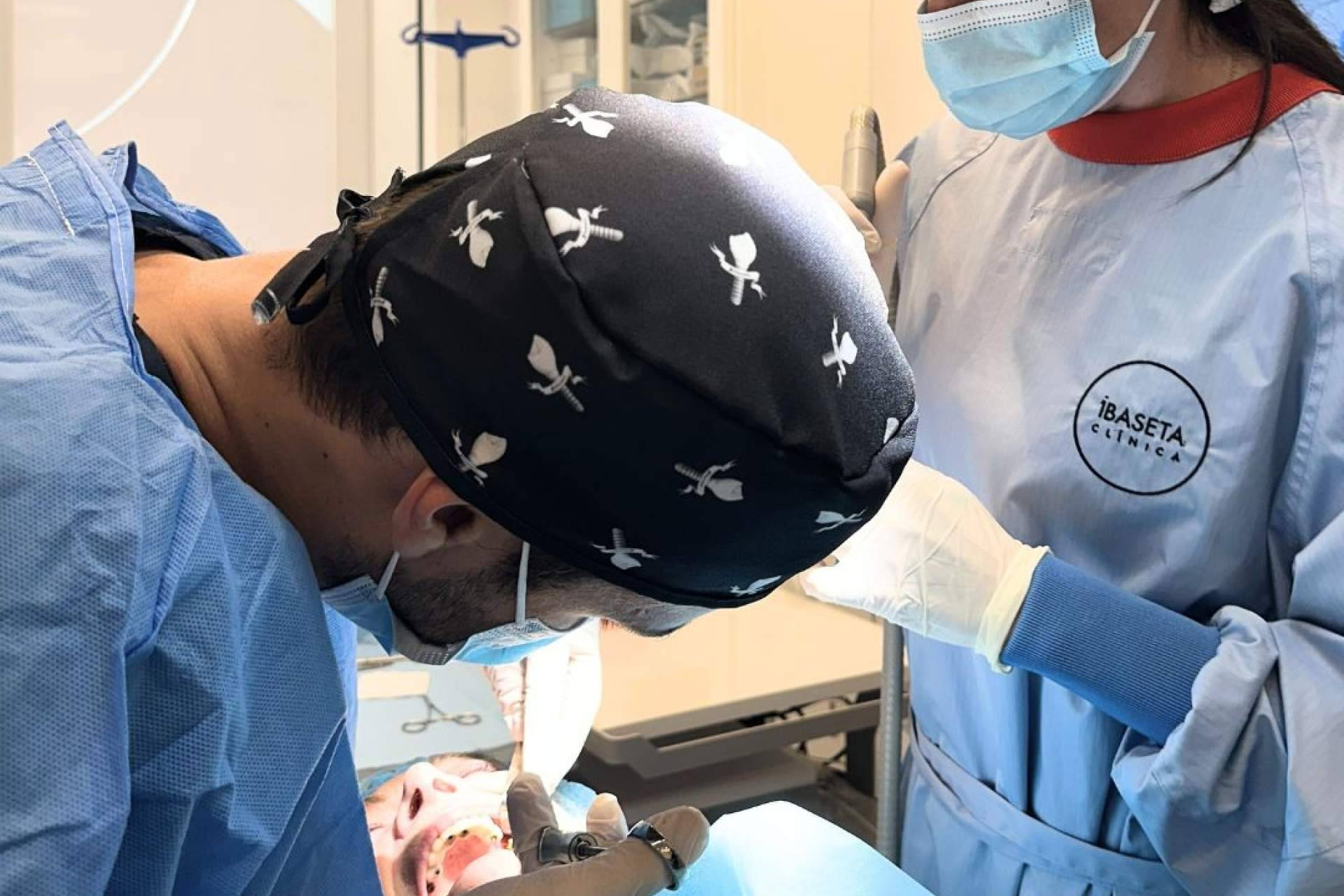 Volver a comer, volver a sonreír sin dolor; implantes subperiósticos en Clínica Ibaseta