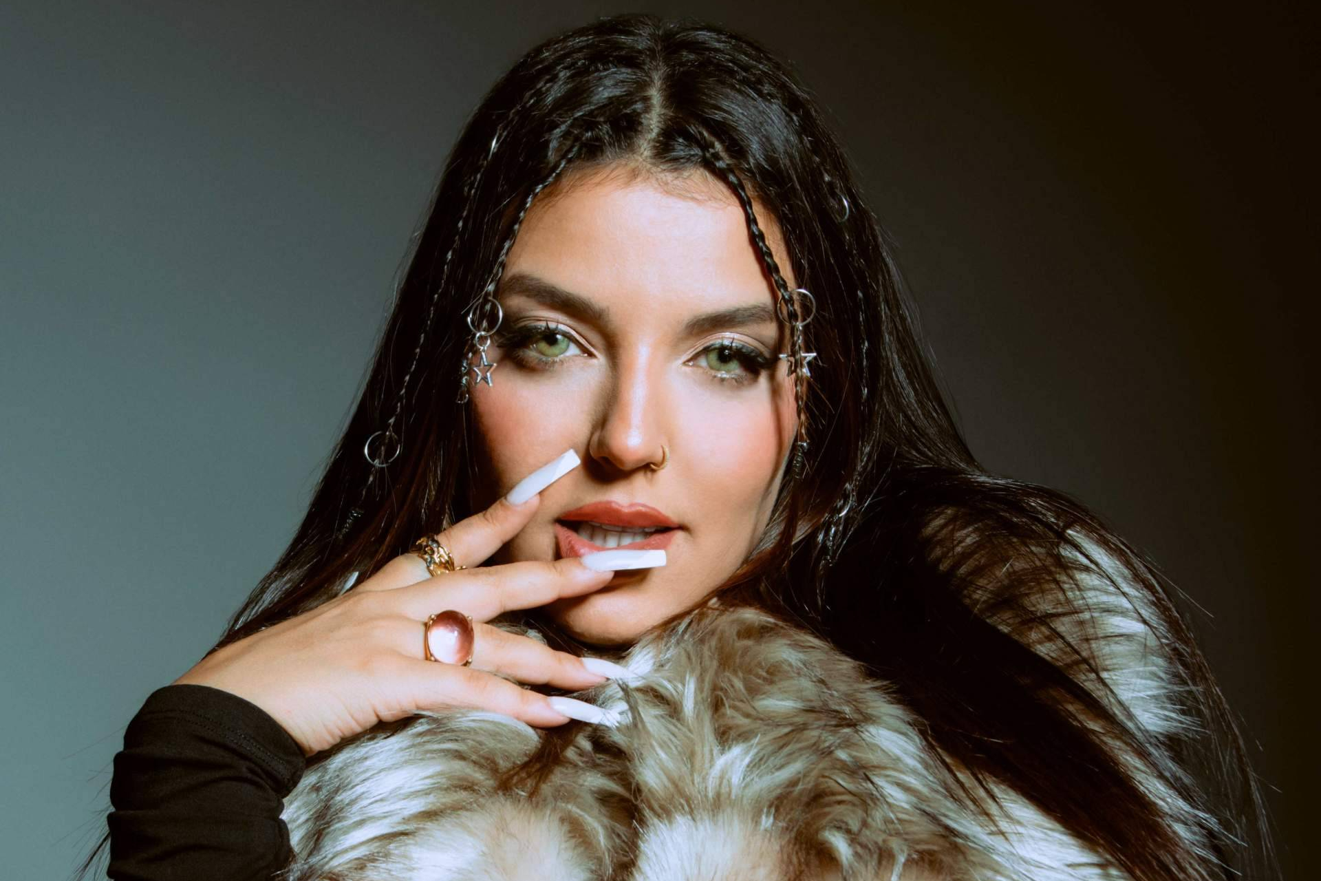 Aisha LK presenta 'Con Otro', un tema de pop urbano que celebra la fuerza y la libertad