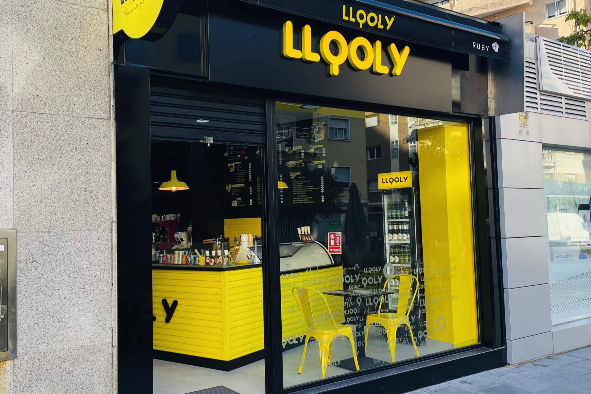 Llooly abre en Burgos con su propuesta diferenciadora de gofres con burbujas y helados artesanos
