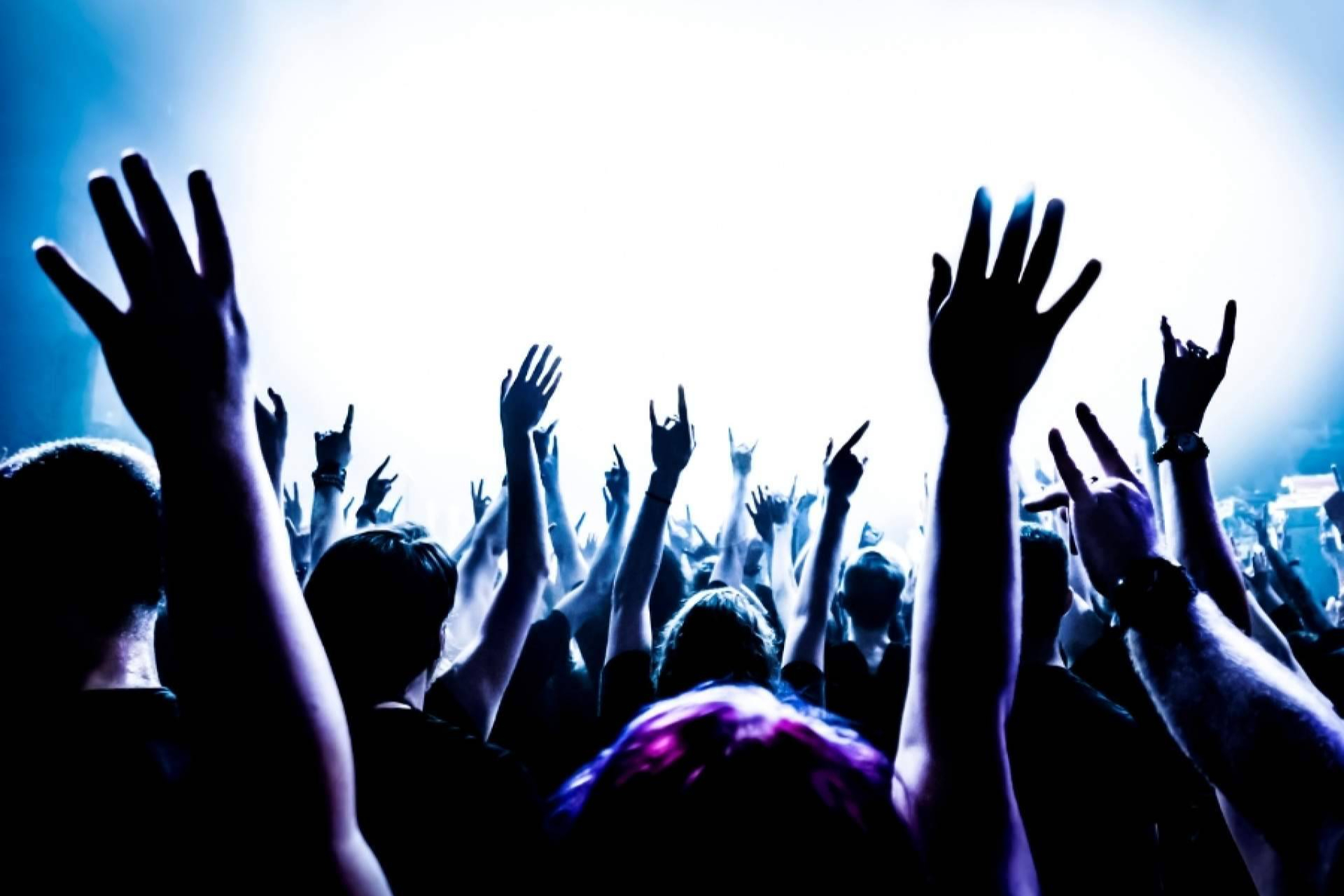 Feria, conciertos y ocio en Sevilla; el oído no 'se reinicia' en una noche… y los audífonos pueden marcar la diferencia al volver a entender en ruido